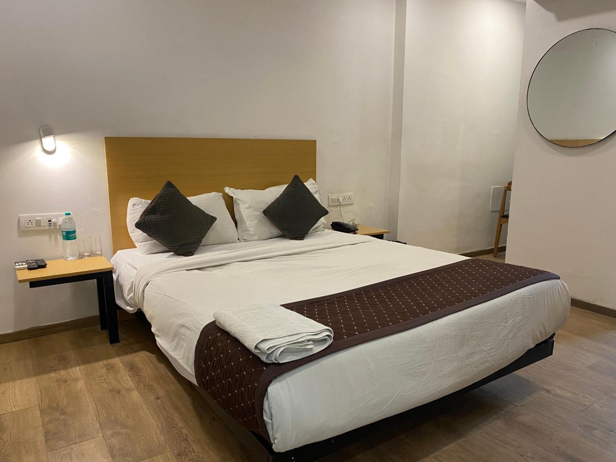 Hotel Qotel Ip Residency East Delhi Preet Vihar Nova Deli