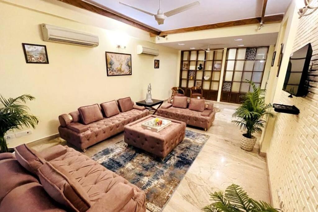Fortune Service 4bhk,d-36, Saket