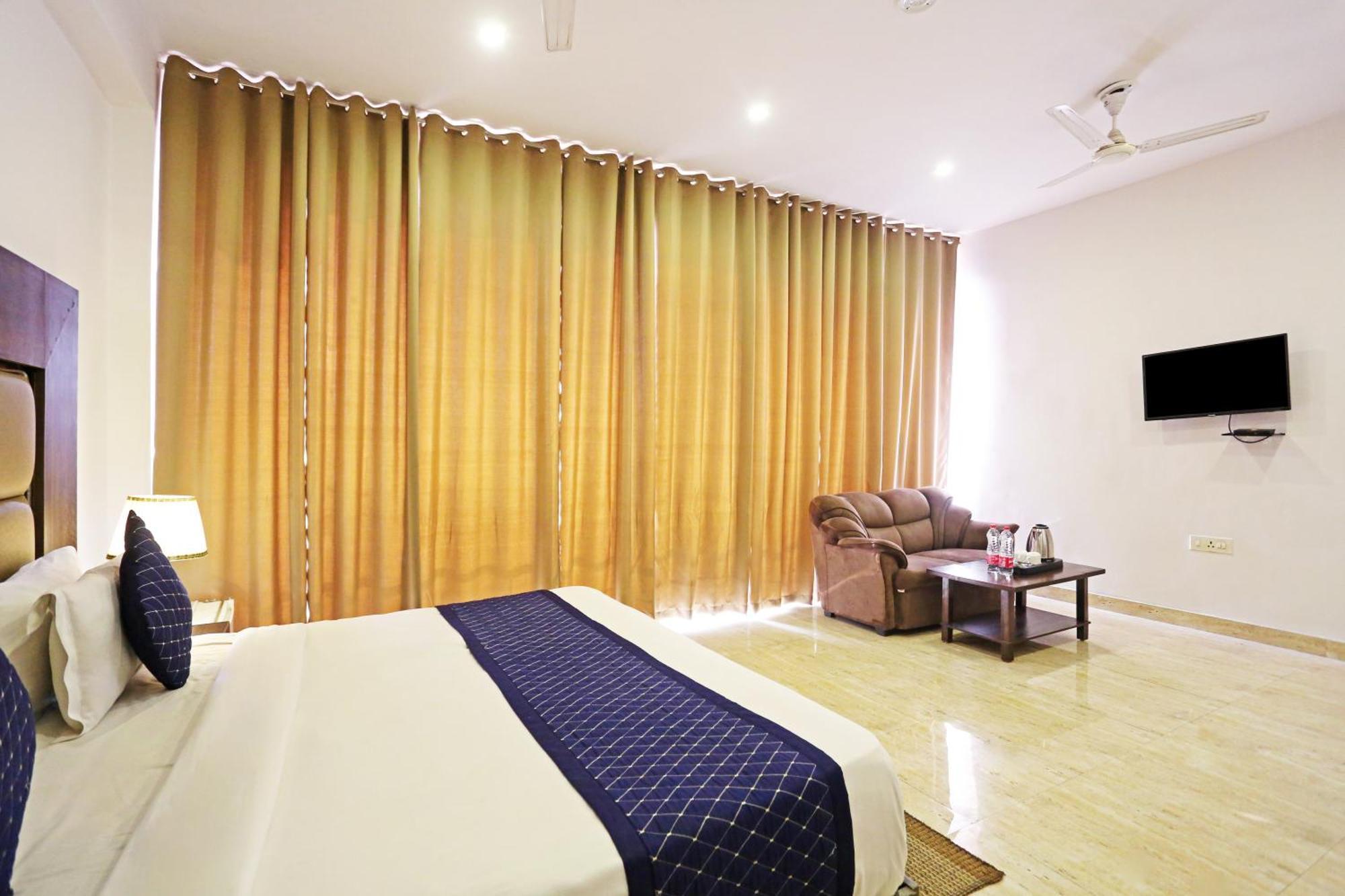 Hotel De Kiara Near Delhi Airport 4*