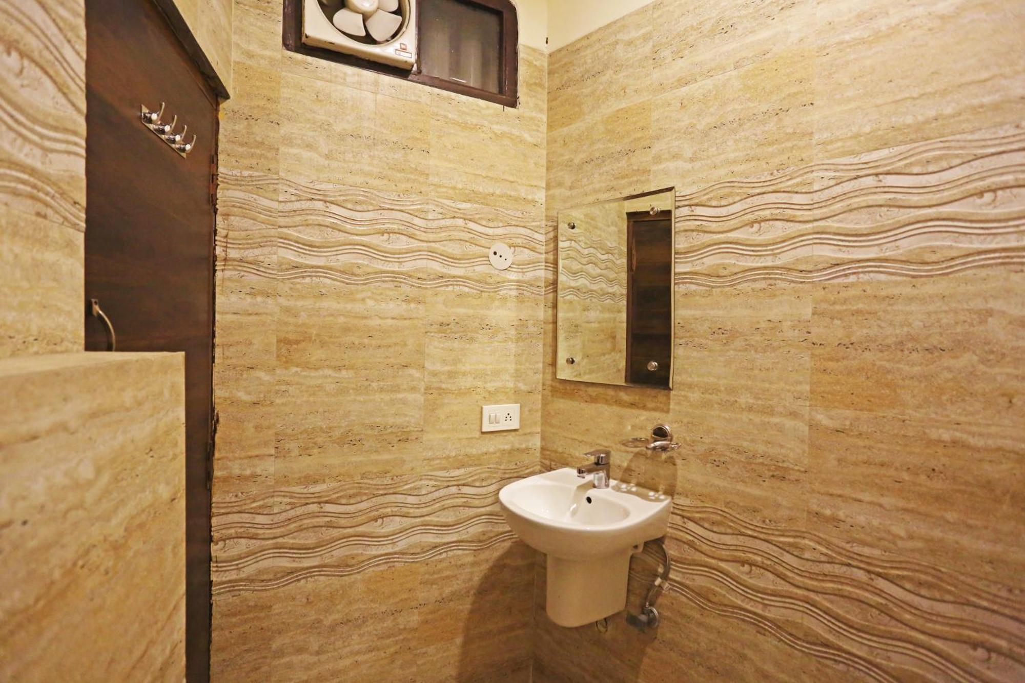 De Kiara Near Delhi Airport Hotel 4*