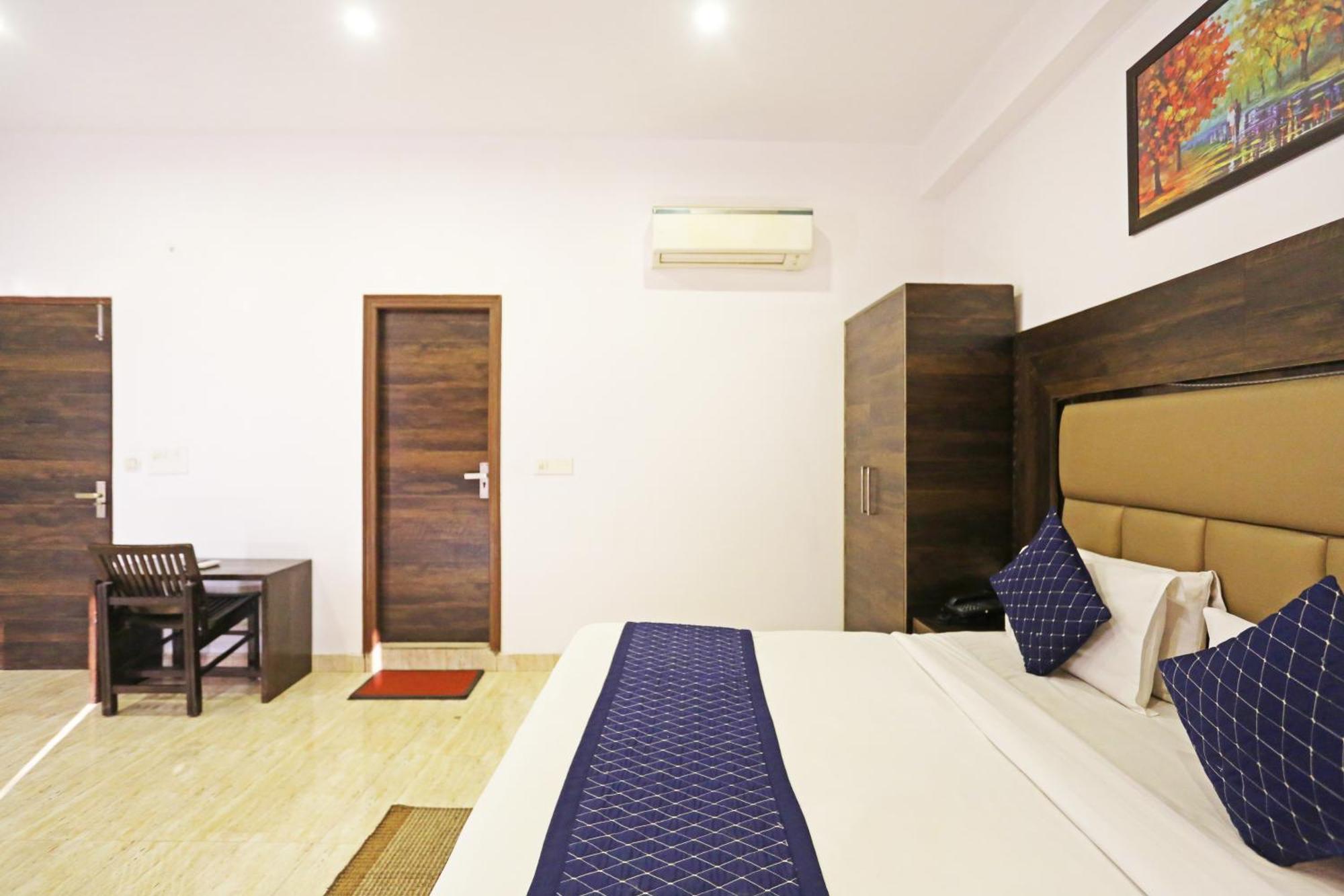 Hotel De Kiara Near Delhi Airport 4*
