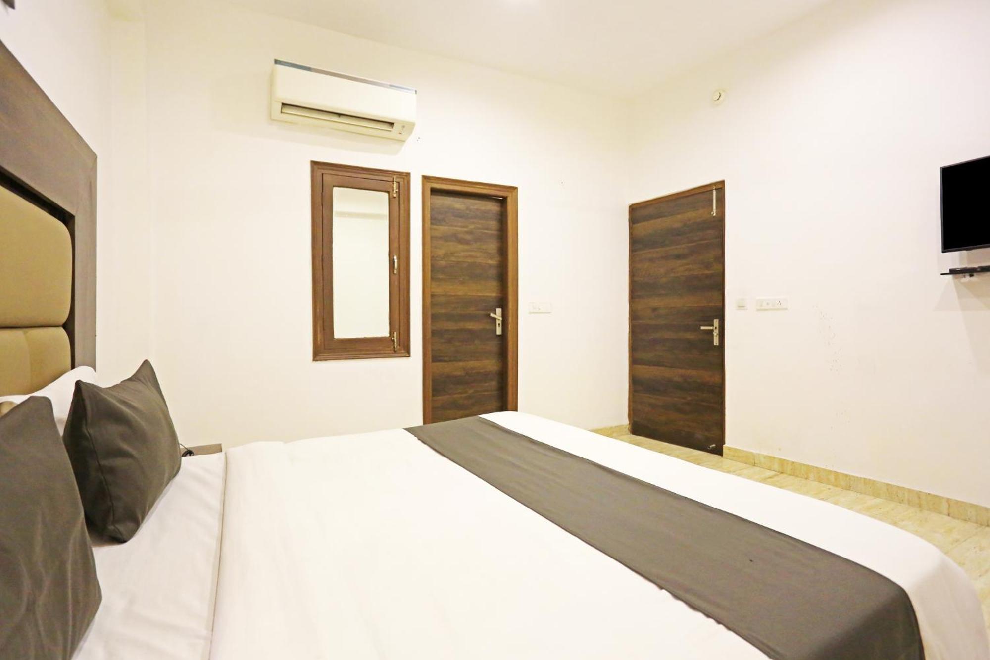 De Kiara Near Delhi Airport Hotel 4*