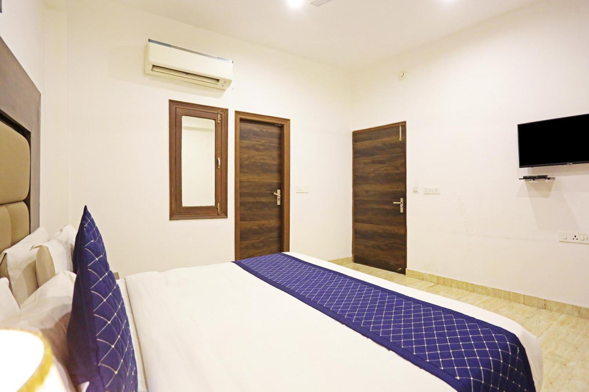 Hotel De Kiara Near Delhi Airport 4*