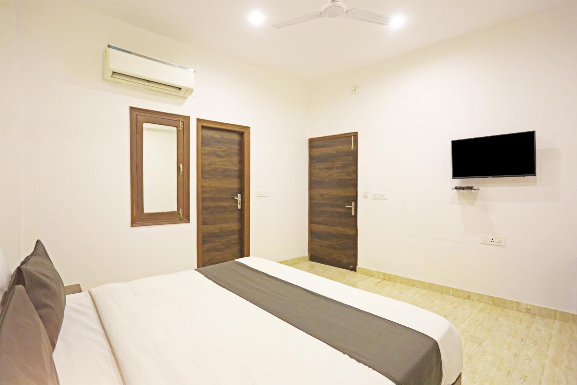 De Kiara Near Delhi Airport Hotel 4*