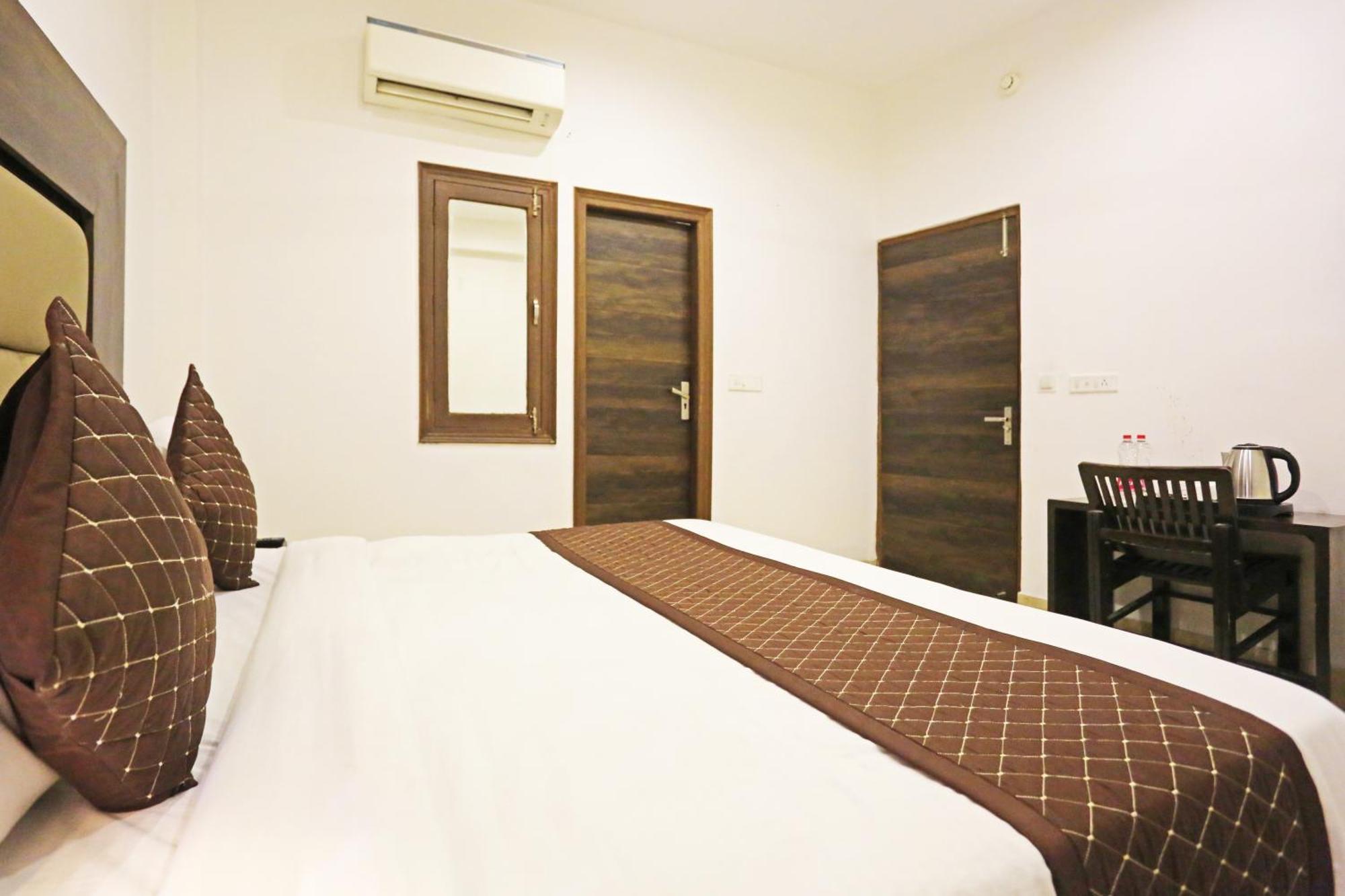 Hotel De Kiara Near Delhi Airport 4*