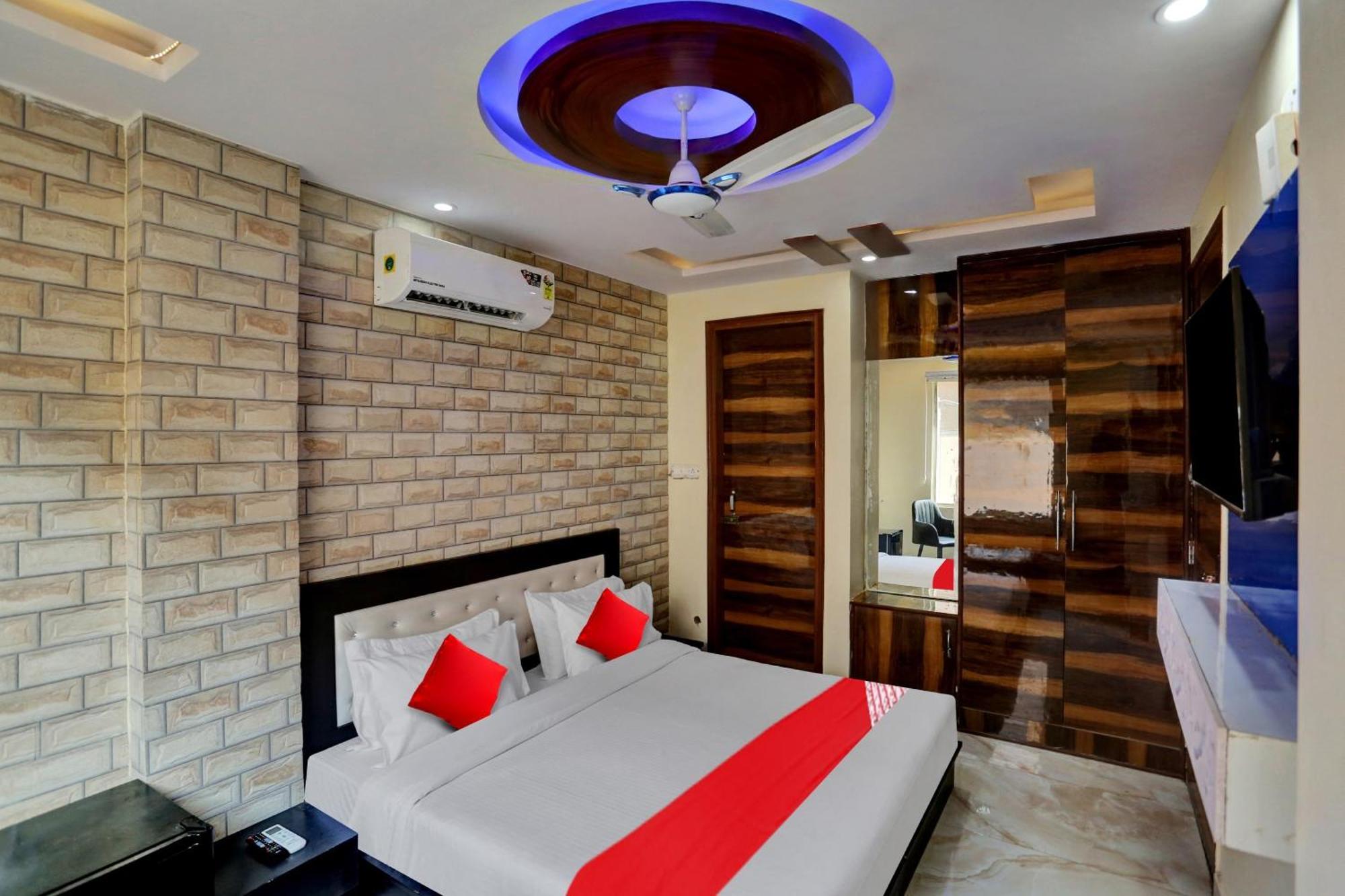 Hotel O Metro Height's Near Nangloi Railway Metro Station 3*