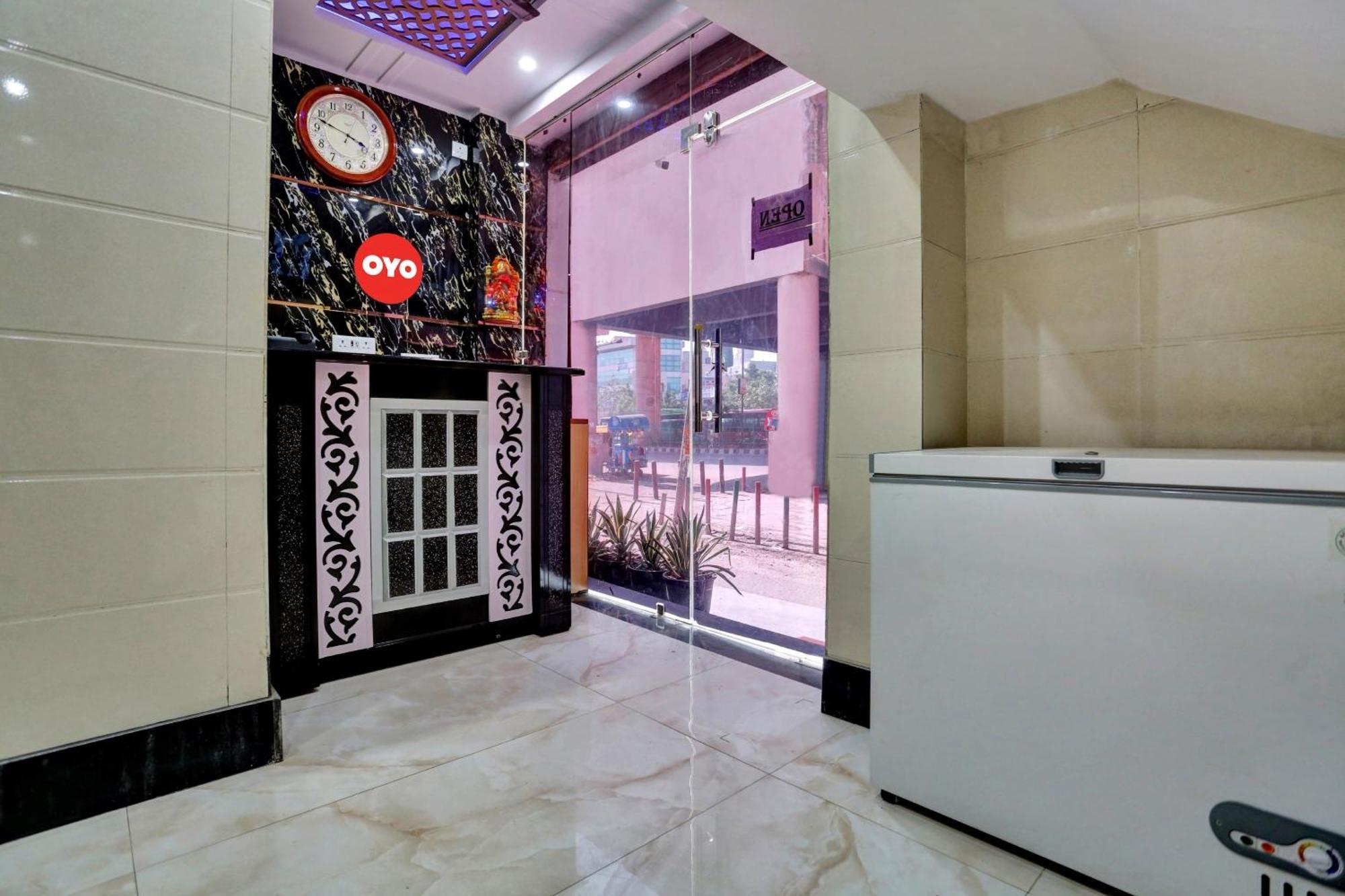 O Metro Height's Near Nangloi Railway Metro Station Hotel