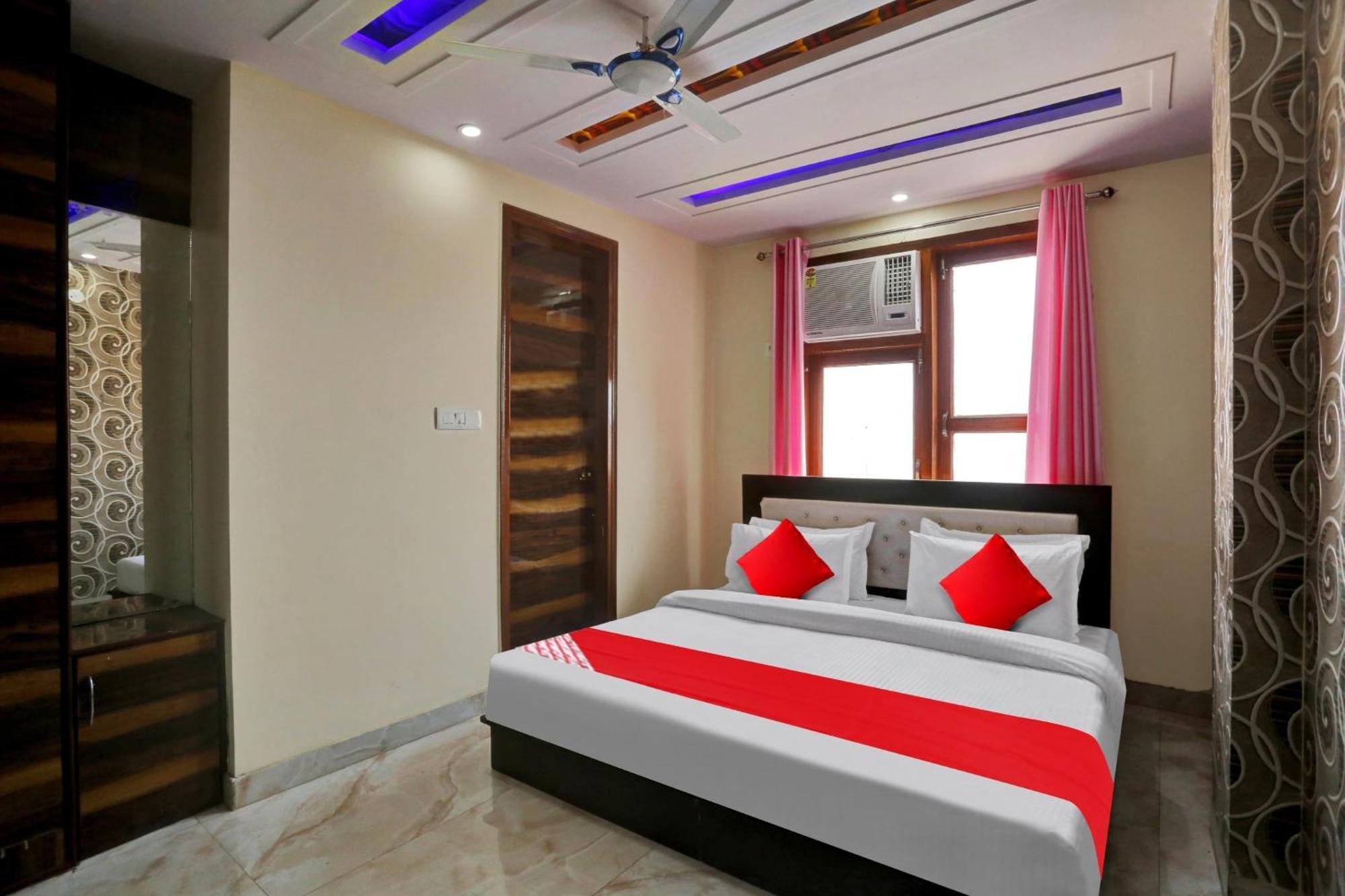 O Metro Height's Near Nangloi Railway Metro Station Hotel