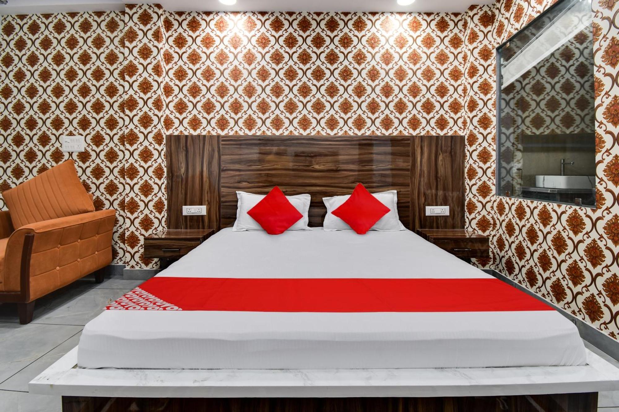 Oyo Flagship The Flaurish 3* New Delhi