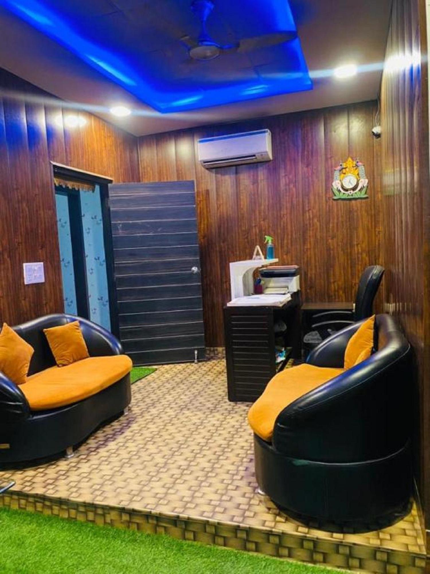 Hotel Mannat International At Paschim Vihar Nova Deli