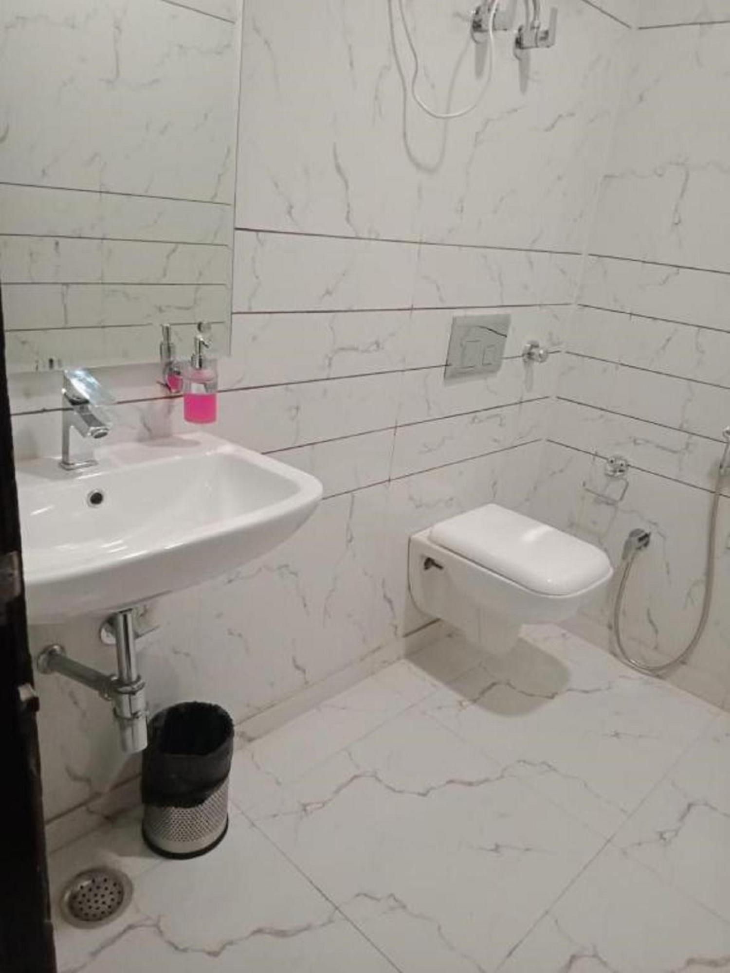 Hotel Mannat International At Paschim Vihar 3*