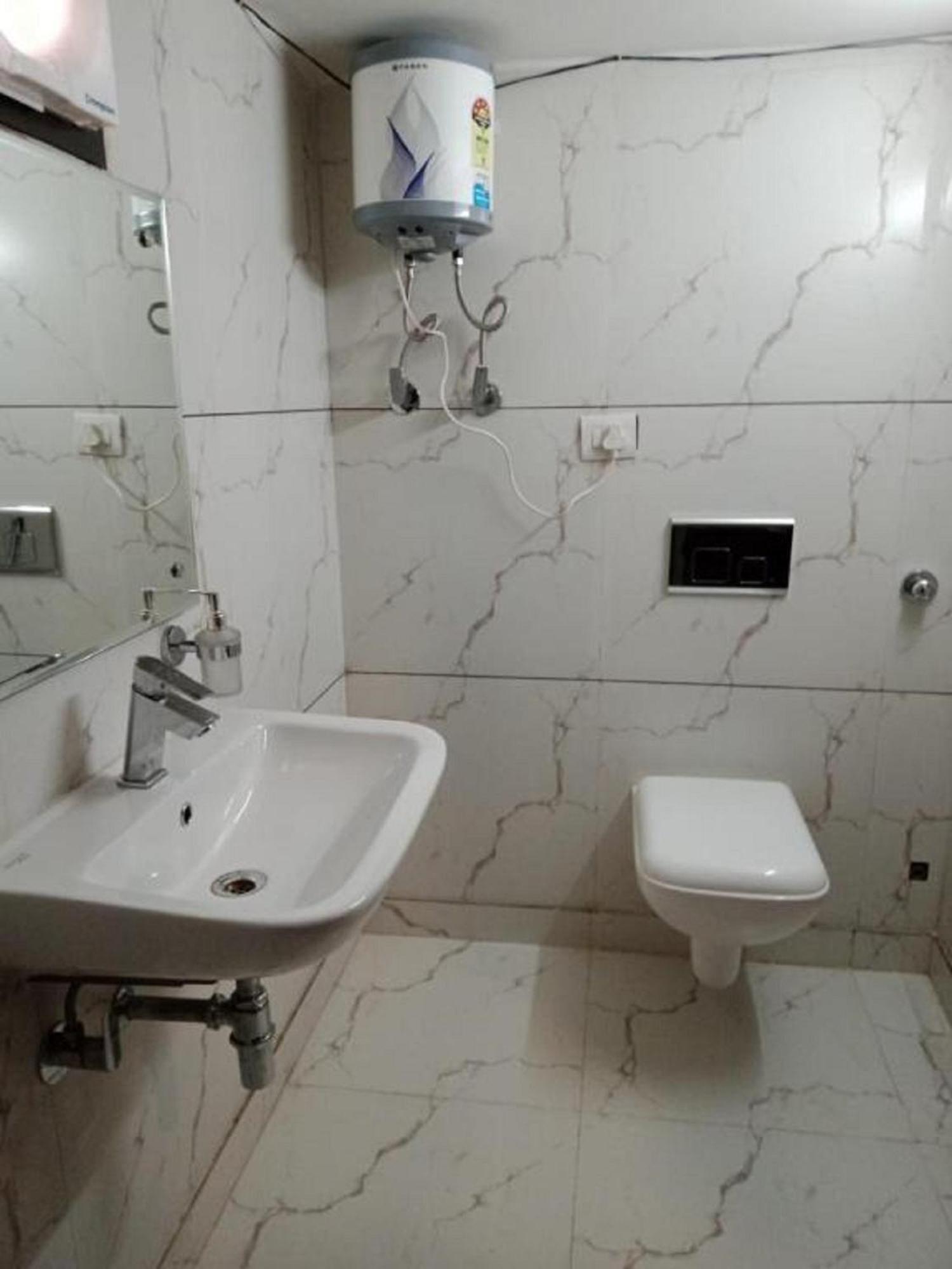 Hotel Mannat International At Paschim Vihar Nova Deli