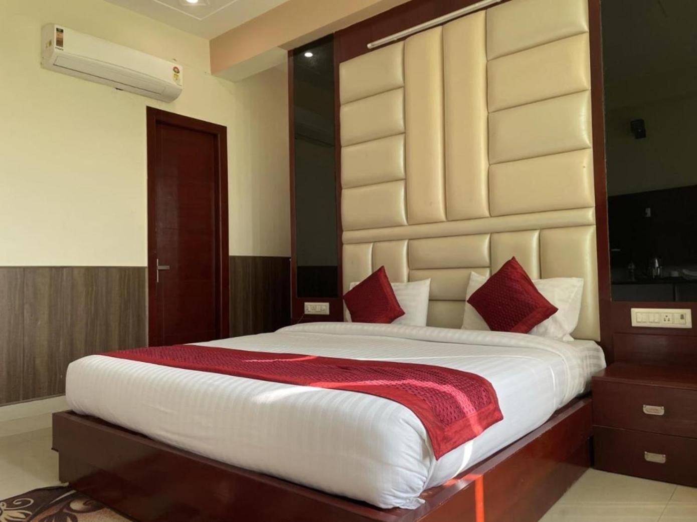 Mannat International At Paschim Vihar Hotel 3*