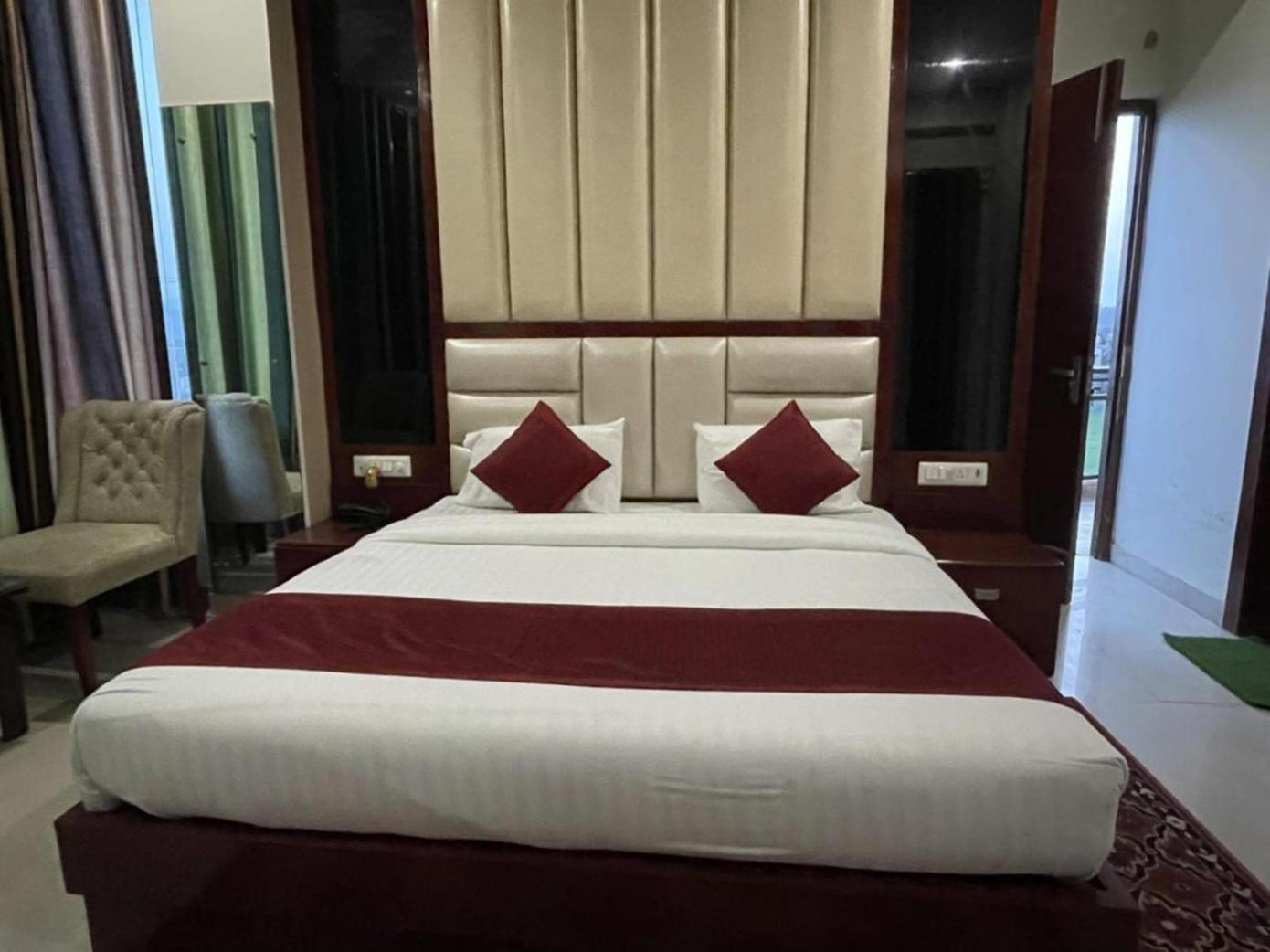 Hotel Mannat International At Paschim Vihar