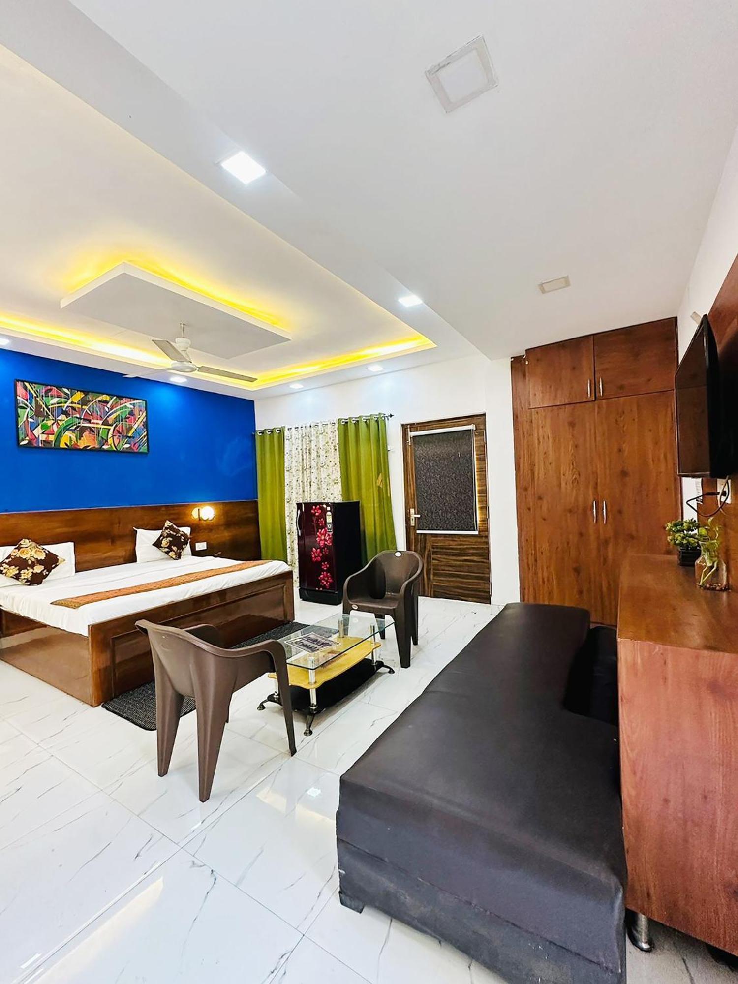 Golden - Premiums In South Extension New Delhi