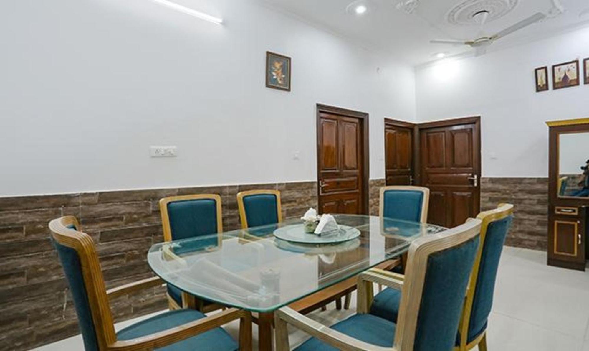 Hotel Fabexpress Premium Near Yashobhoomi Delhi (National Capital Territory of India)