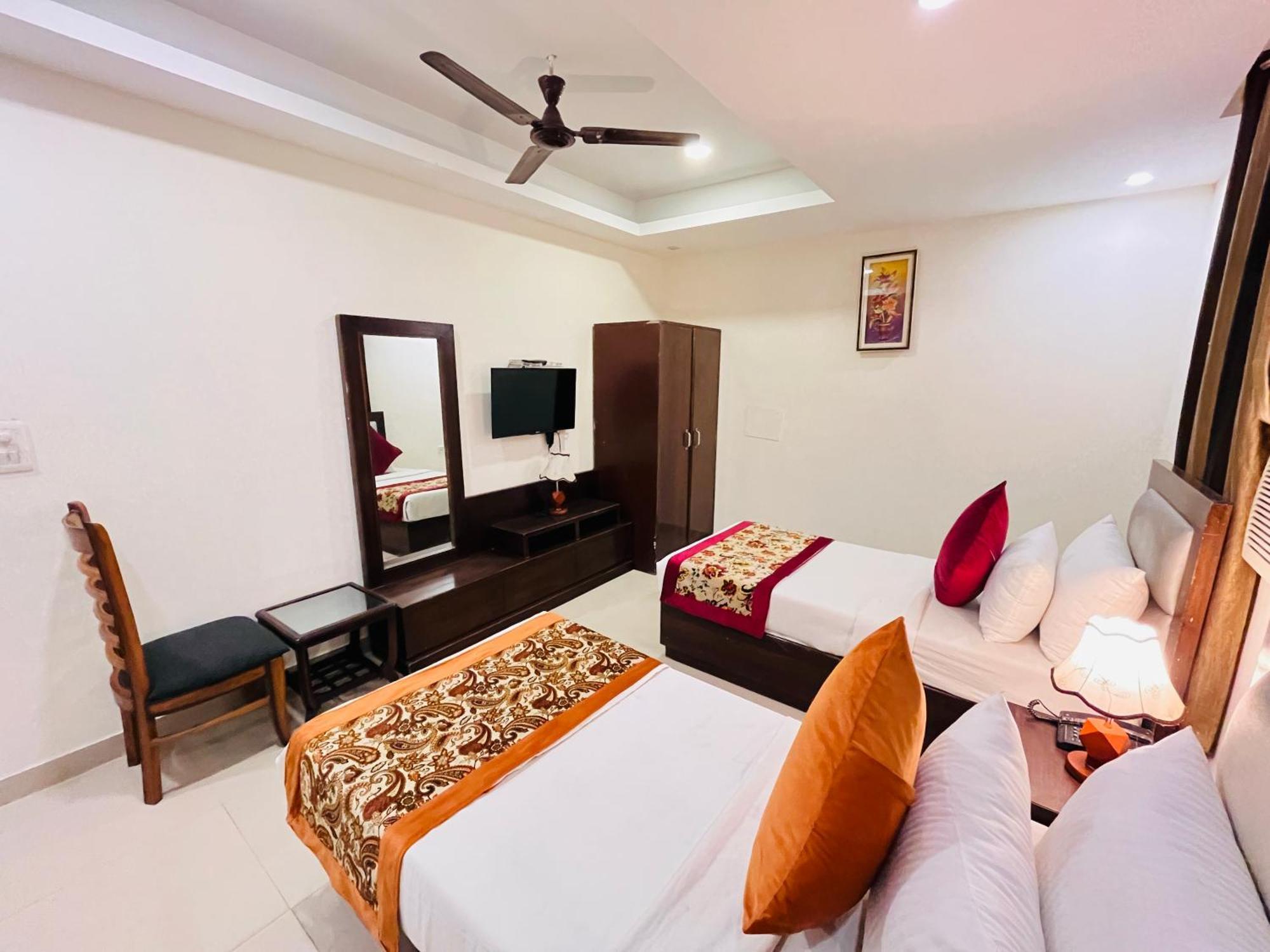 Airport Nysha Palace Hotel 3*