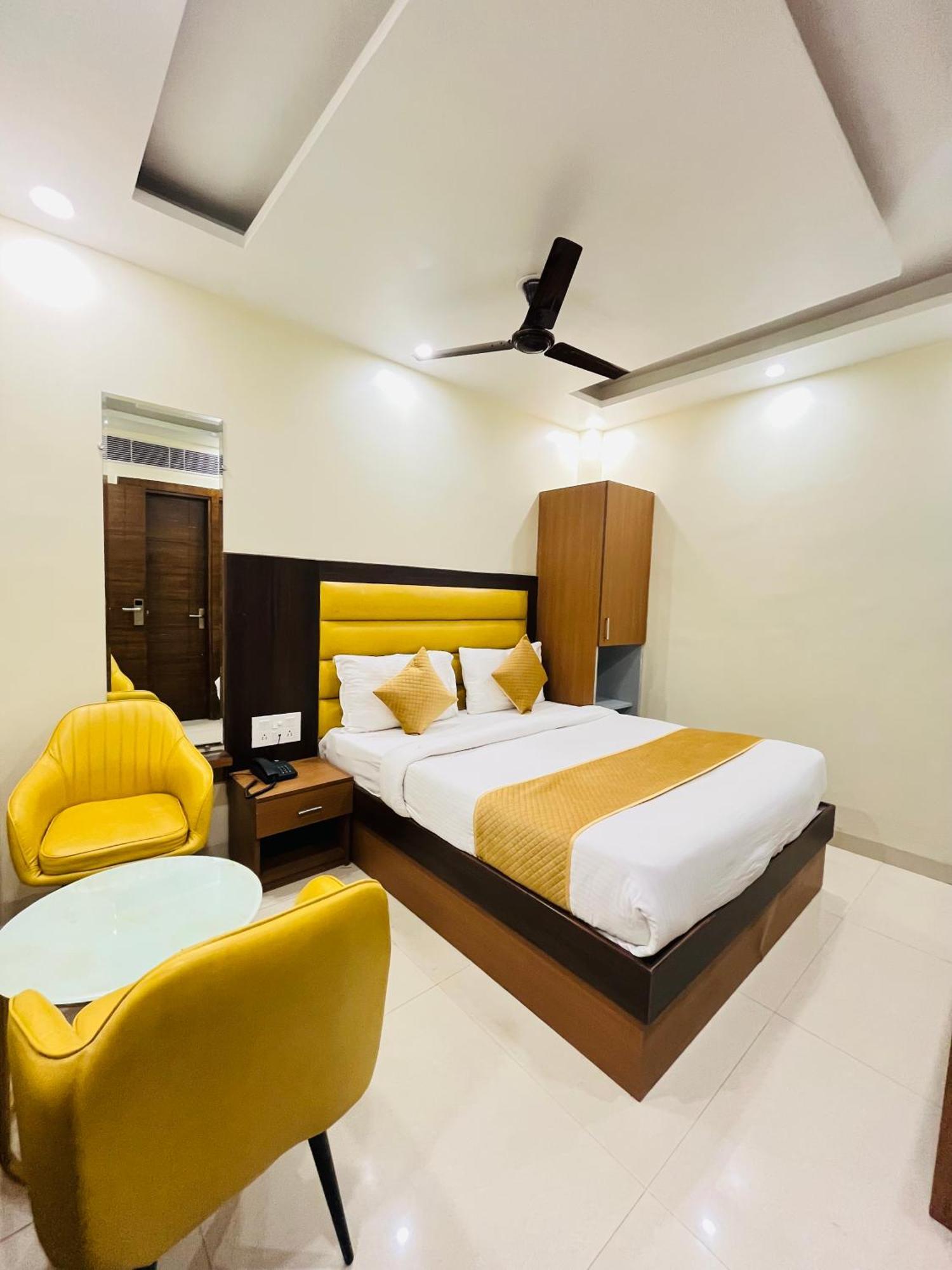 Royal Rosette With Free Wi-fi Near Railway Station Hotel