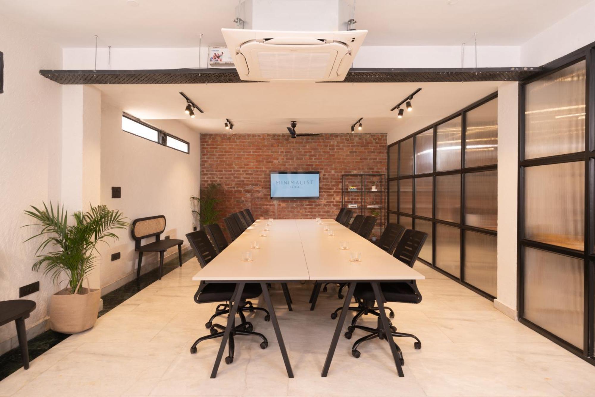 Minimalist Poshtel & Hotel