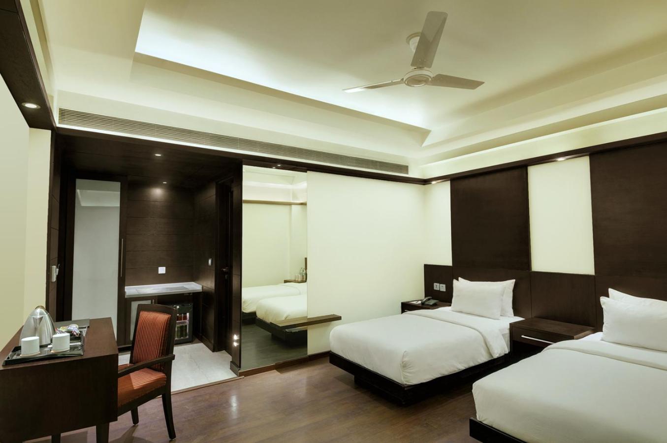 Hotel Godwin Deluxe -free Airport Pickup -traveller's Choice Award Winner 2025 4*