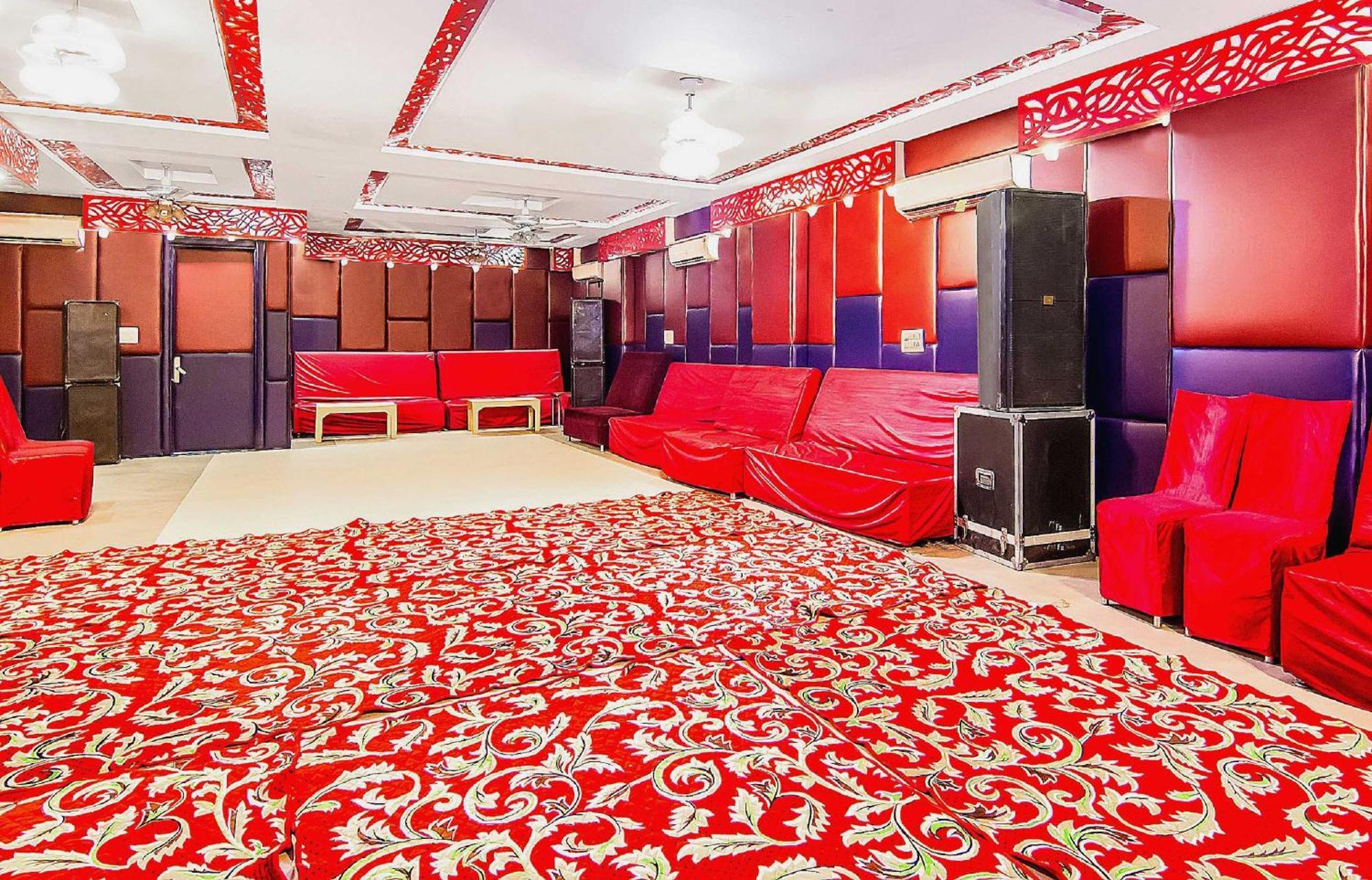 Oyo Flagship Ls Banquet & Delhi (National Capital Territory of India)