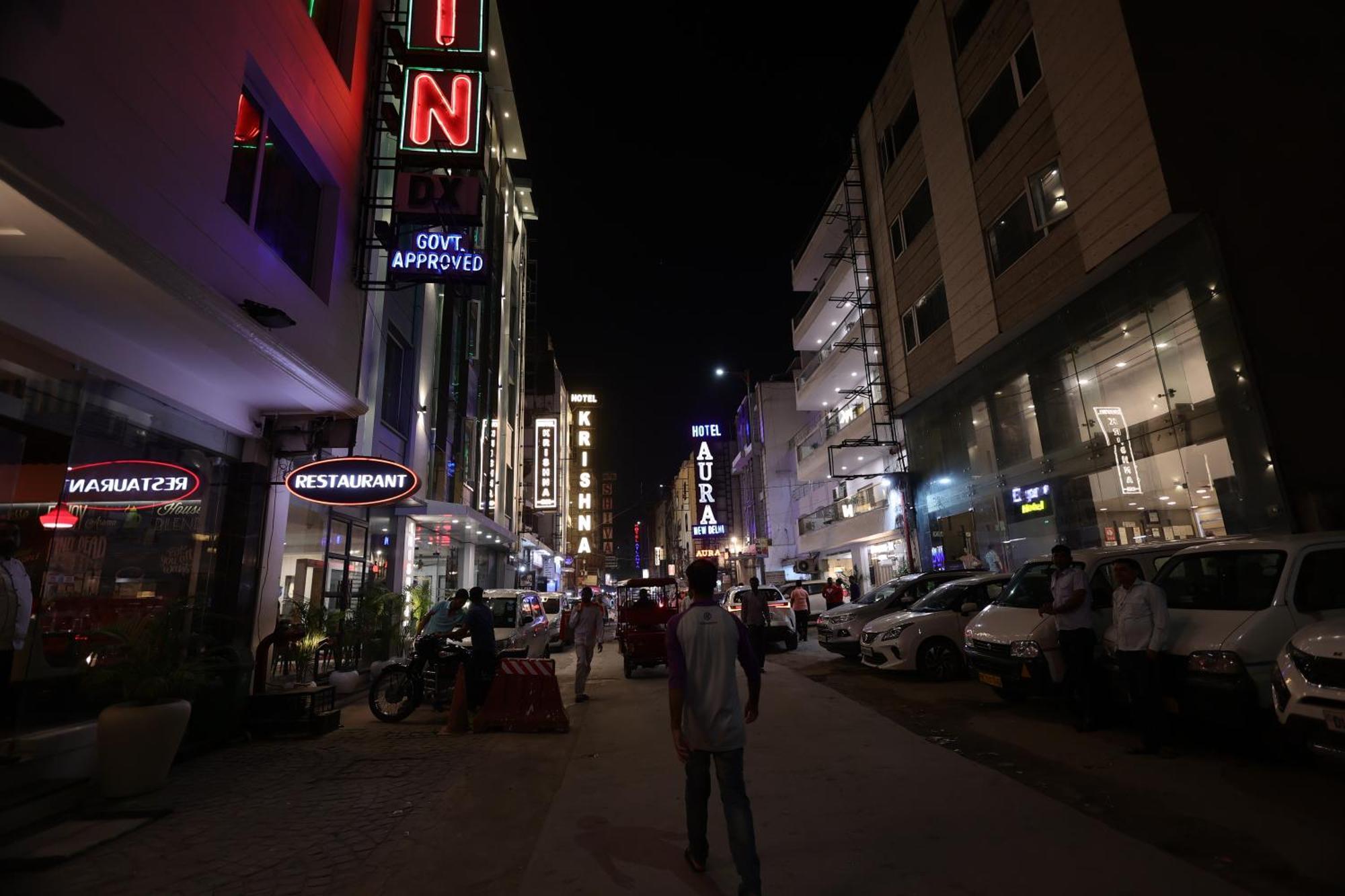 Hotel Godwin Deluxe Near Railway Stn Offers Free Airport Pick-up