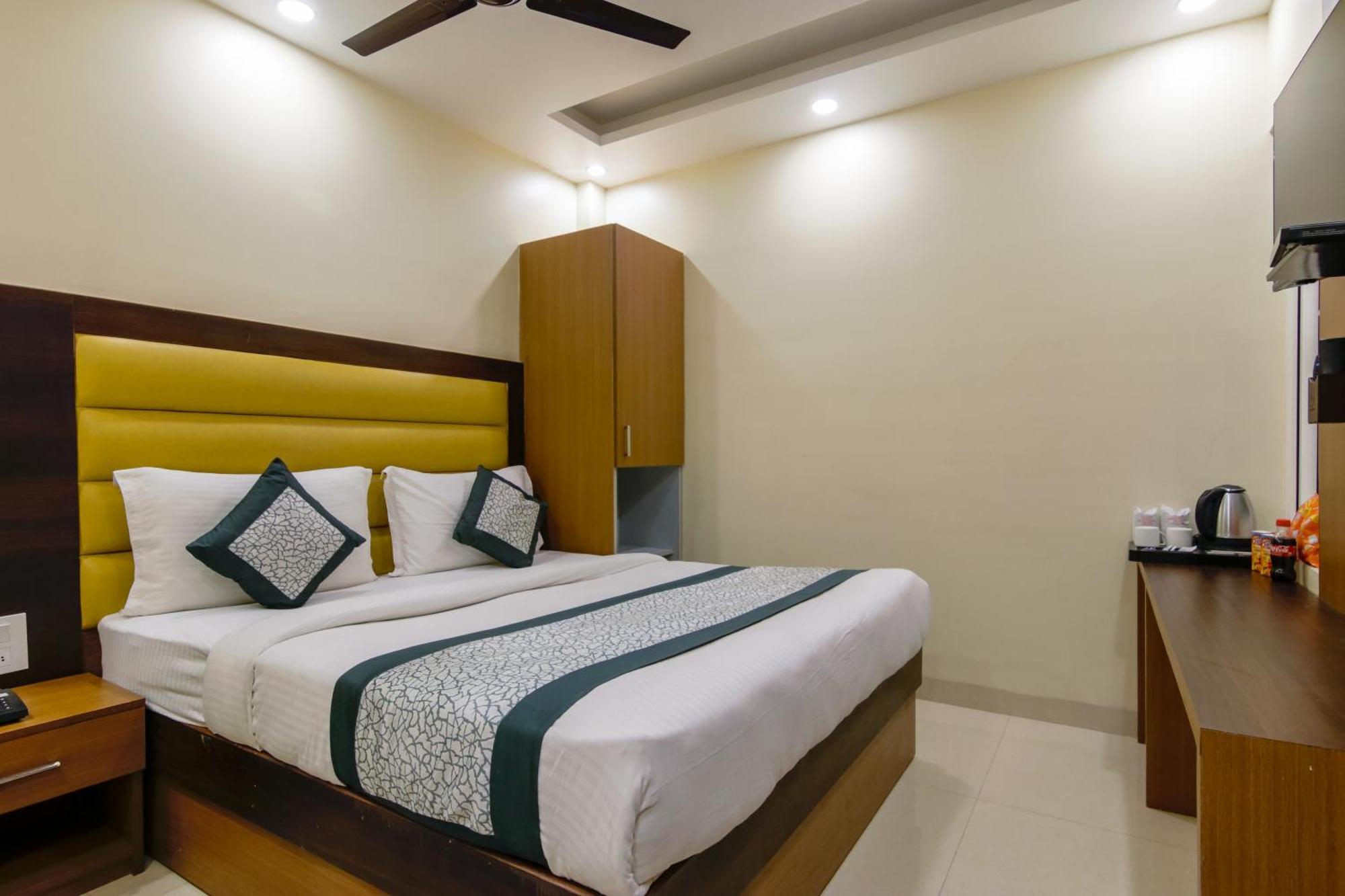 Royal Rosette With Free Wi-fi Near Railway Station Hotel 4*