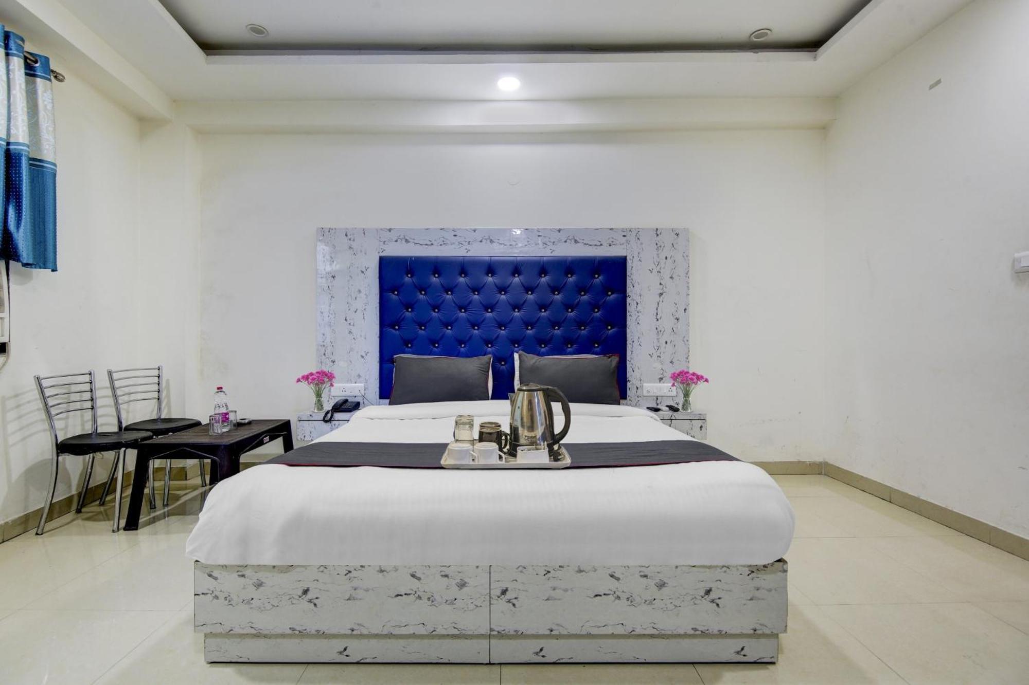Hotel Collection O Golden Blue Near Dwarka Sector 21 Metro Station