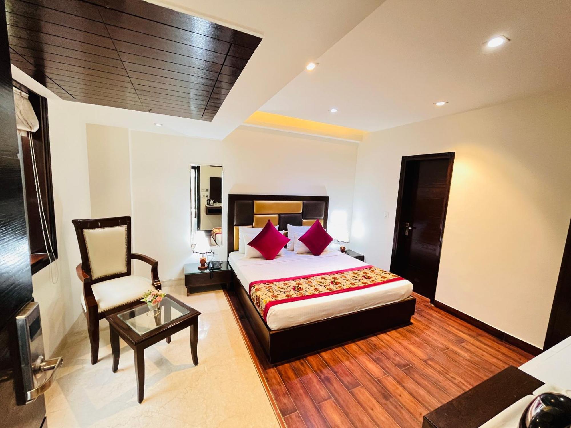 Hotel Aura Ip Grand Karkardooma Metro Station Couple Friendly New Delhi