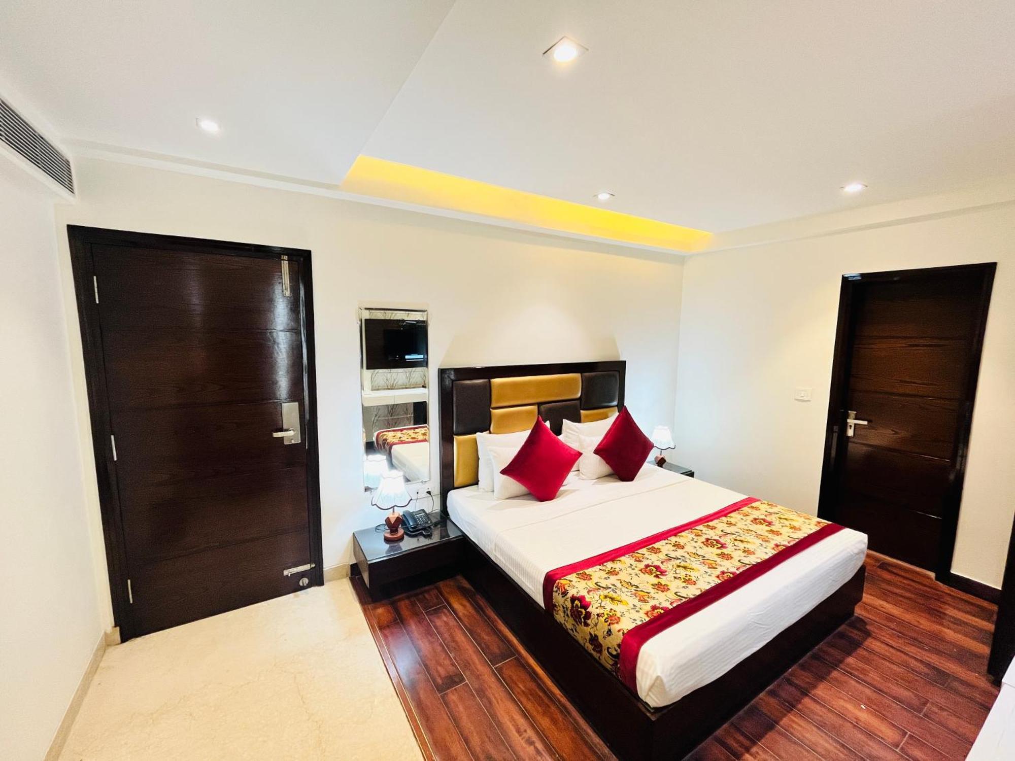 Aura Ip Grand Karkardooma Metro Station Couple Friendly 3* New Delhi