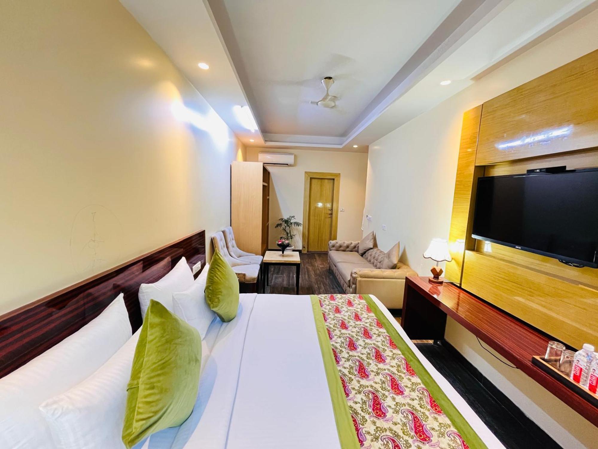 Banz Near Delhi Airport Hotel 4*