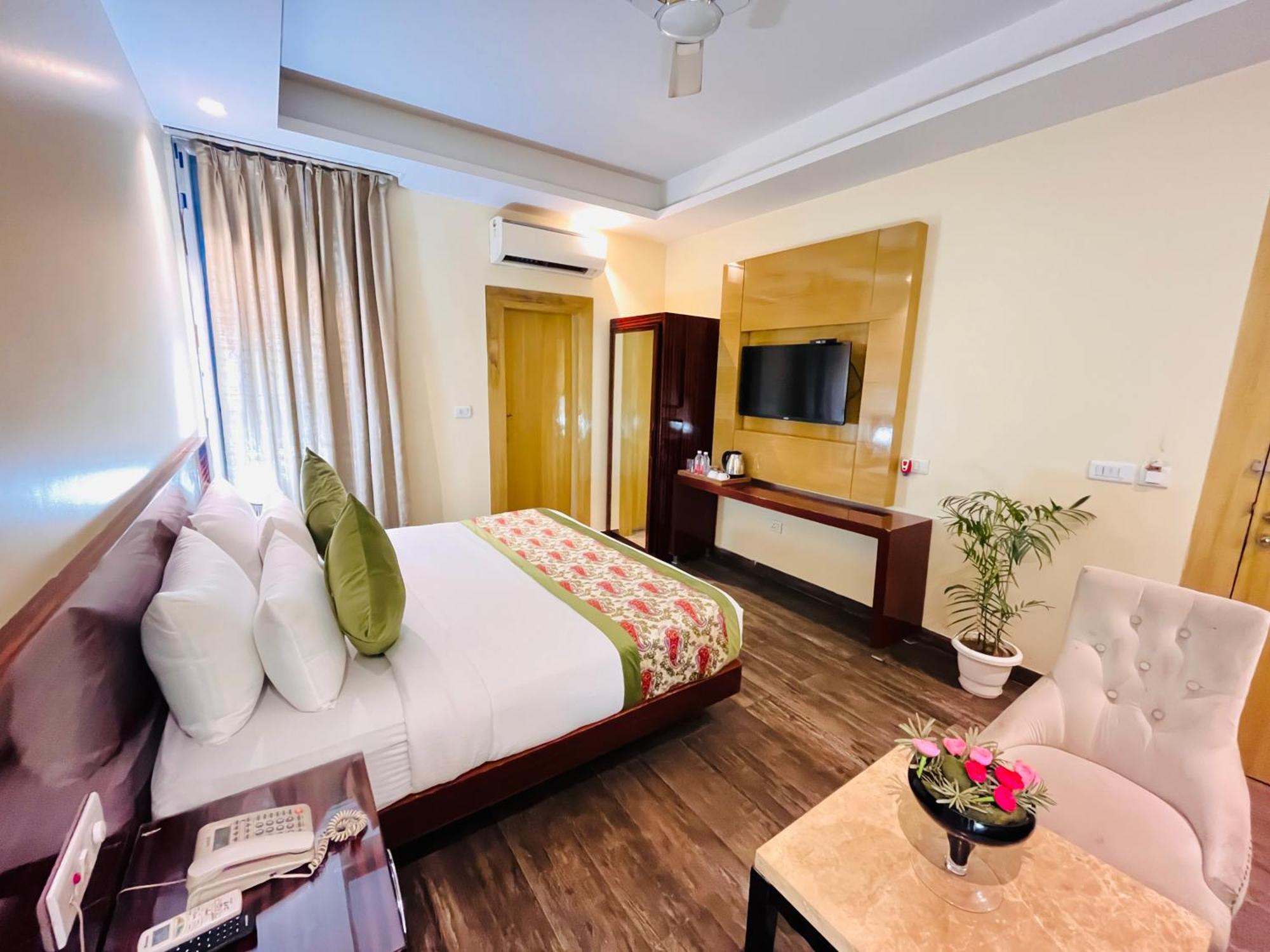 Hotel Banz Near Delhi Airport 4*