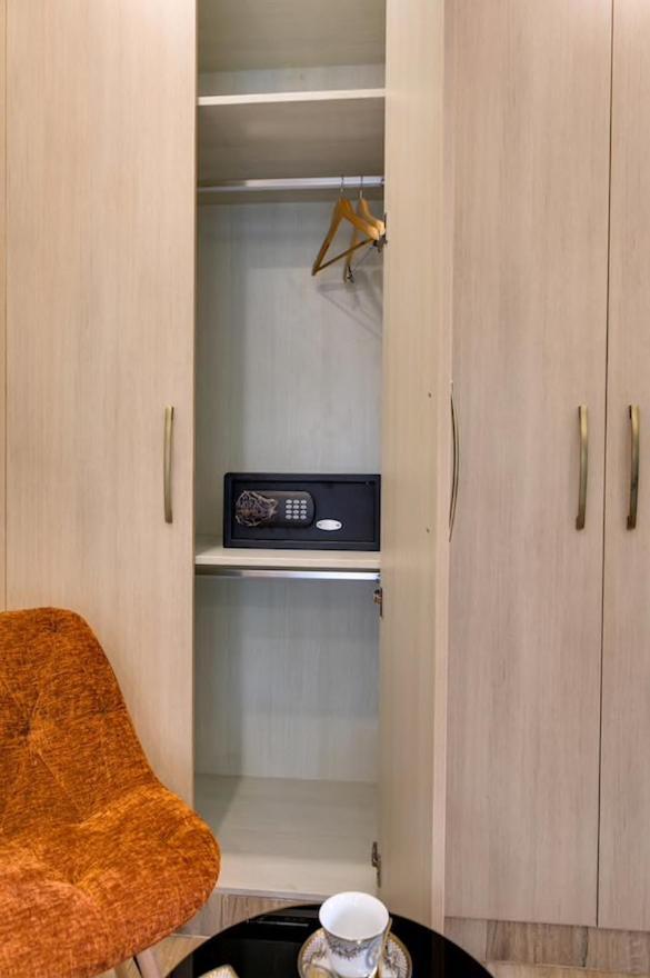 Moydom Private Ensuite With Shared Balcony & Kitchen * New Delhi