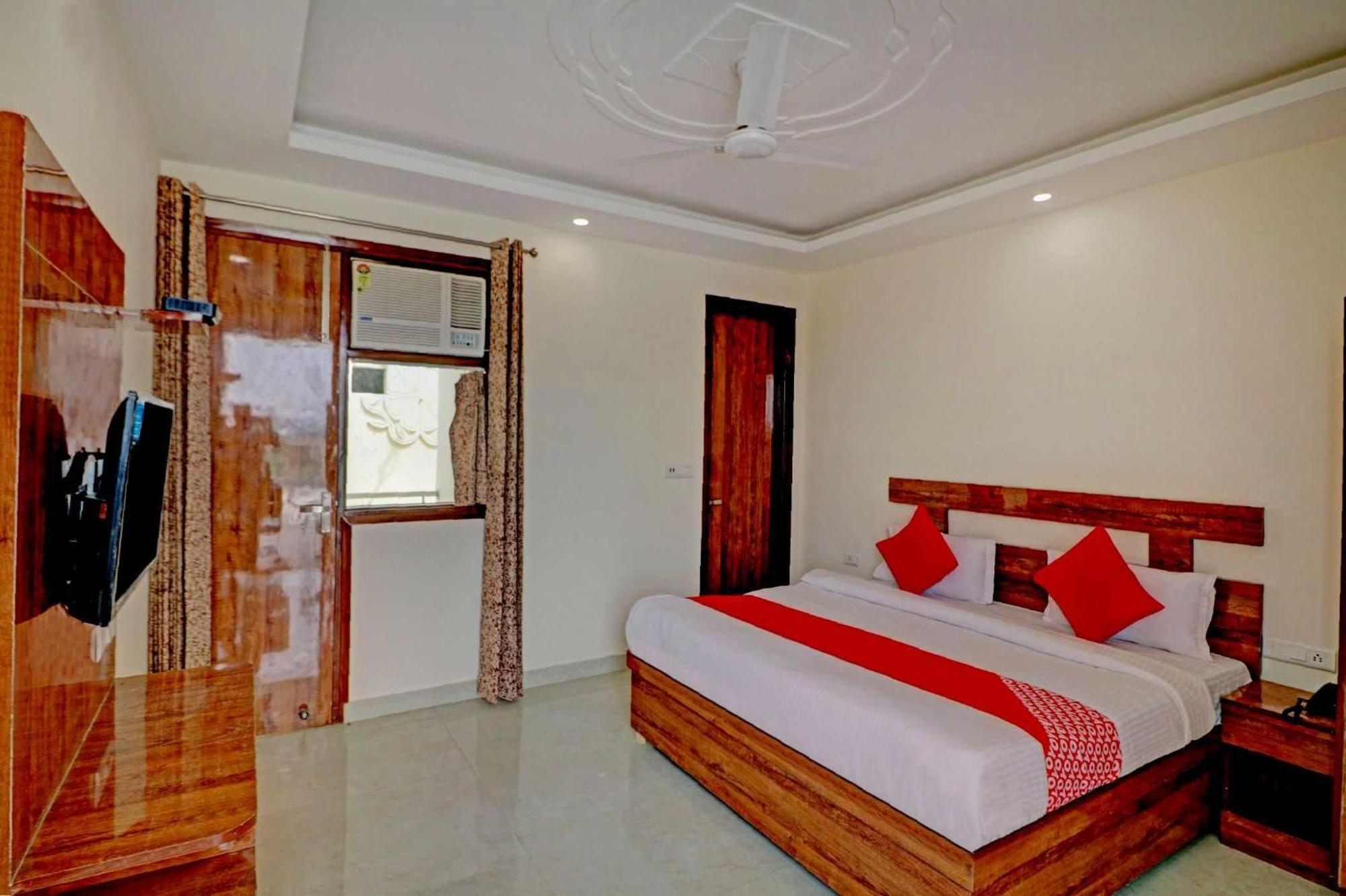 Oyo Flagship 80946 Galaxy Palace 3*