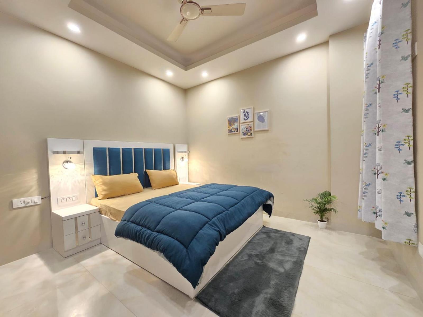 Homlee-saket Anupam Stylish 3bhk In South Delhi Apartment New Delhi