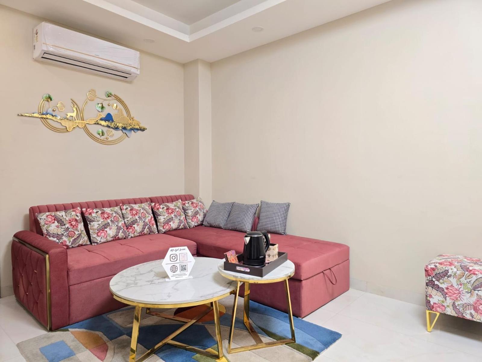 Homlee-saket Anupam Stylish 3bhk In South Delhi *