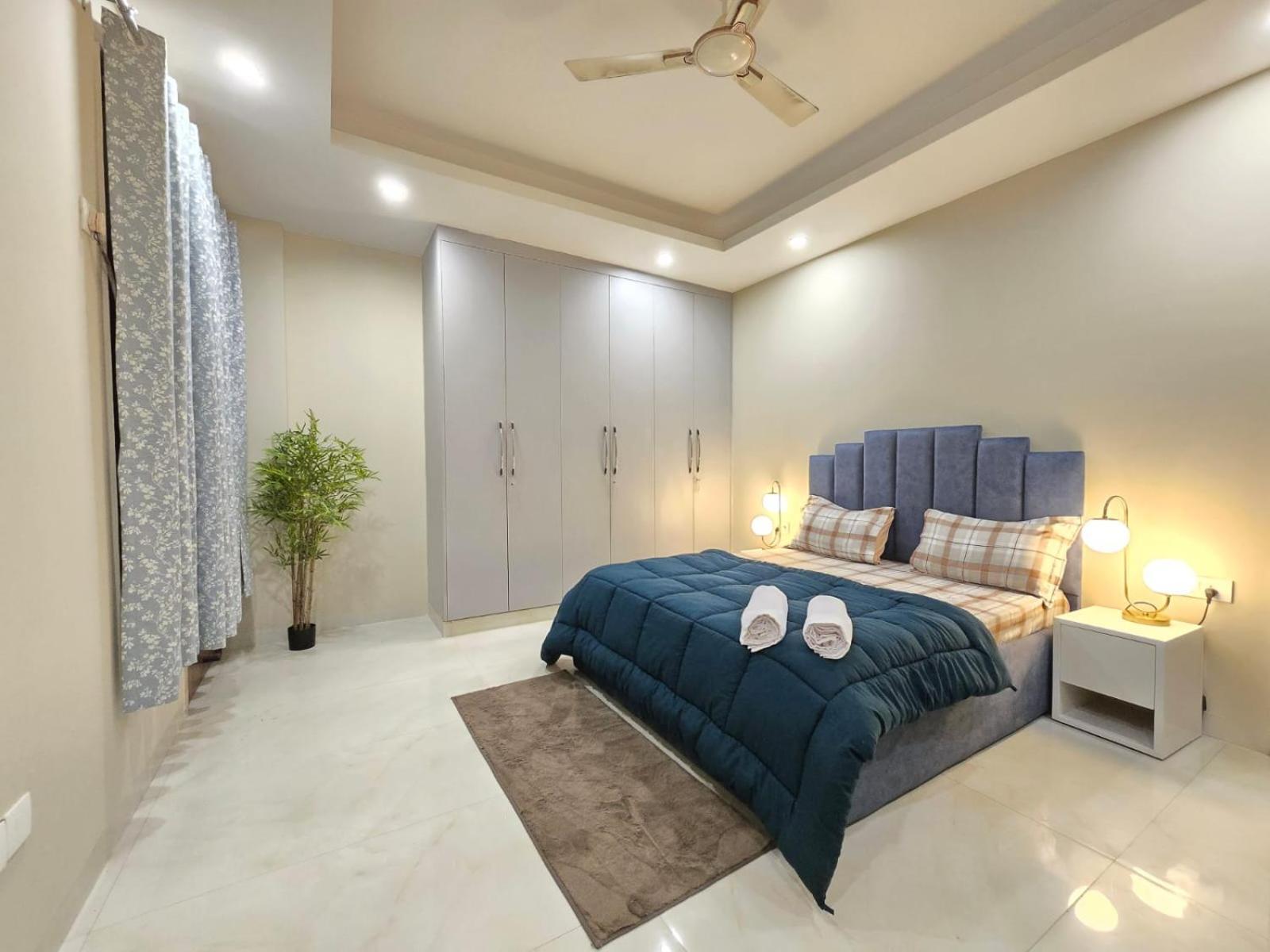 Homlee-saket Anupam Stylish 3bhk In South Delhi Apartment *