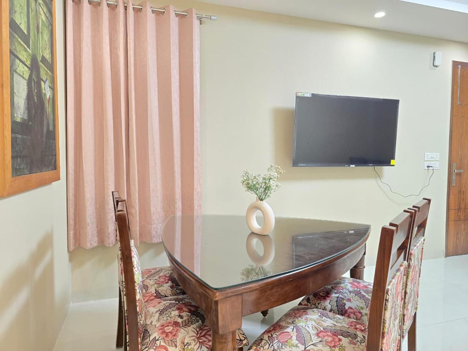 Apartment Homlee-saket Anupam Stylish 3bhk In South Delhi *