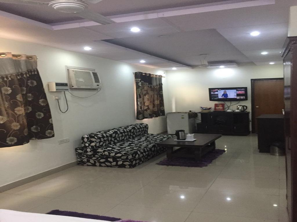 Royal Holidays Hotel New Delhi