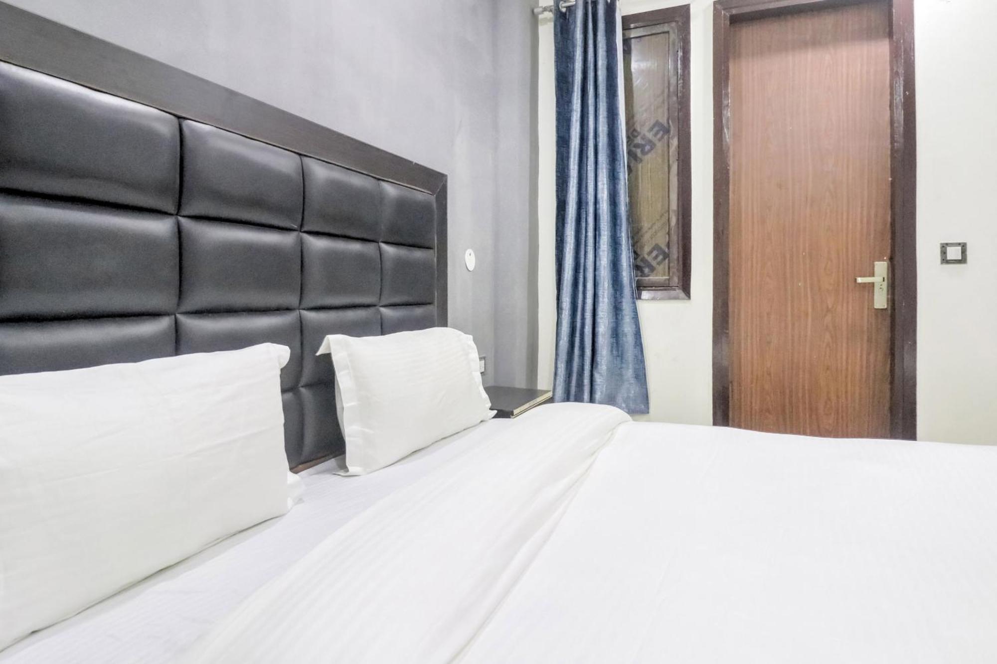 Collection O Mahavir Enclave Near Dashrath Puri Metro Station New Delhi
