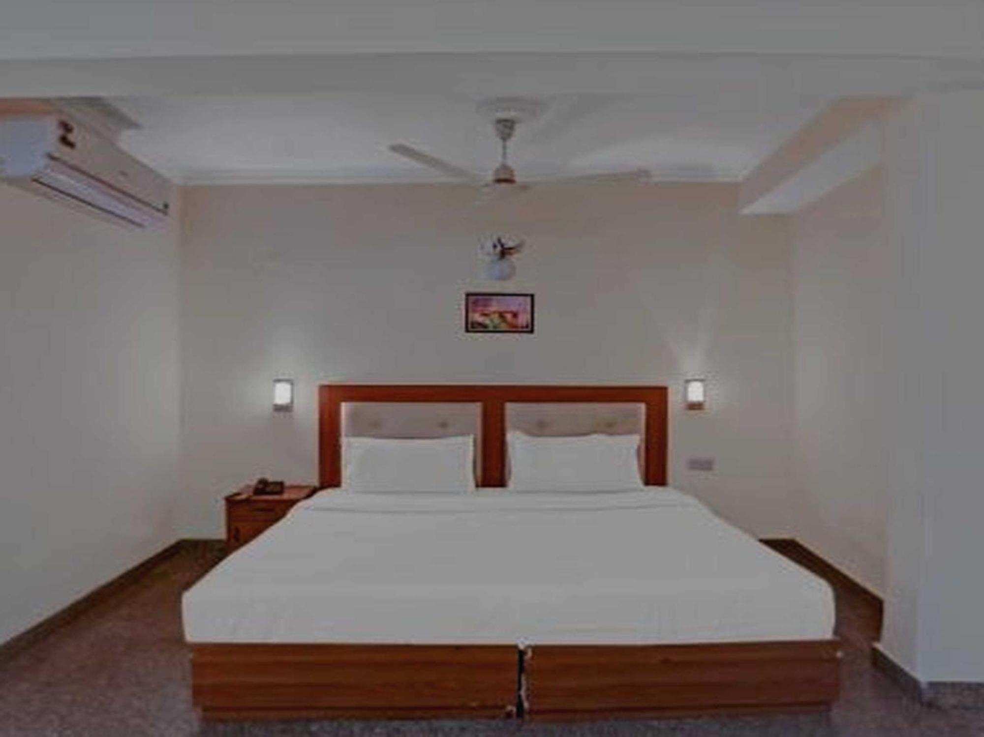 Oyo 75948 Tushar Continental