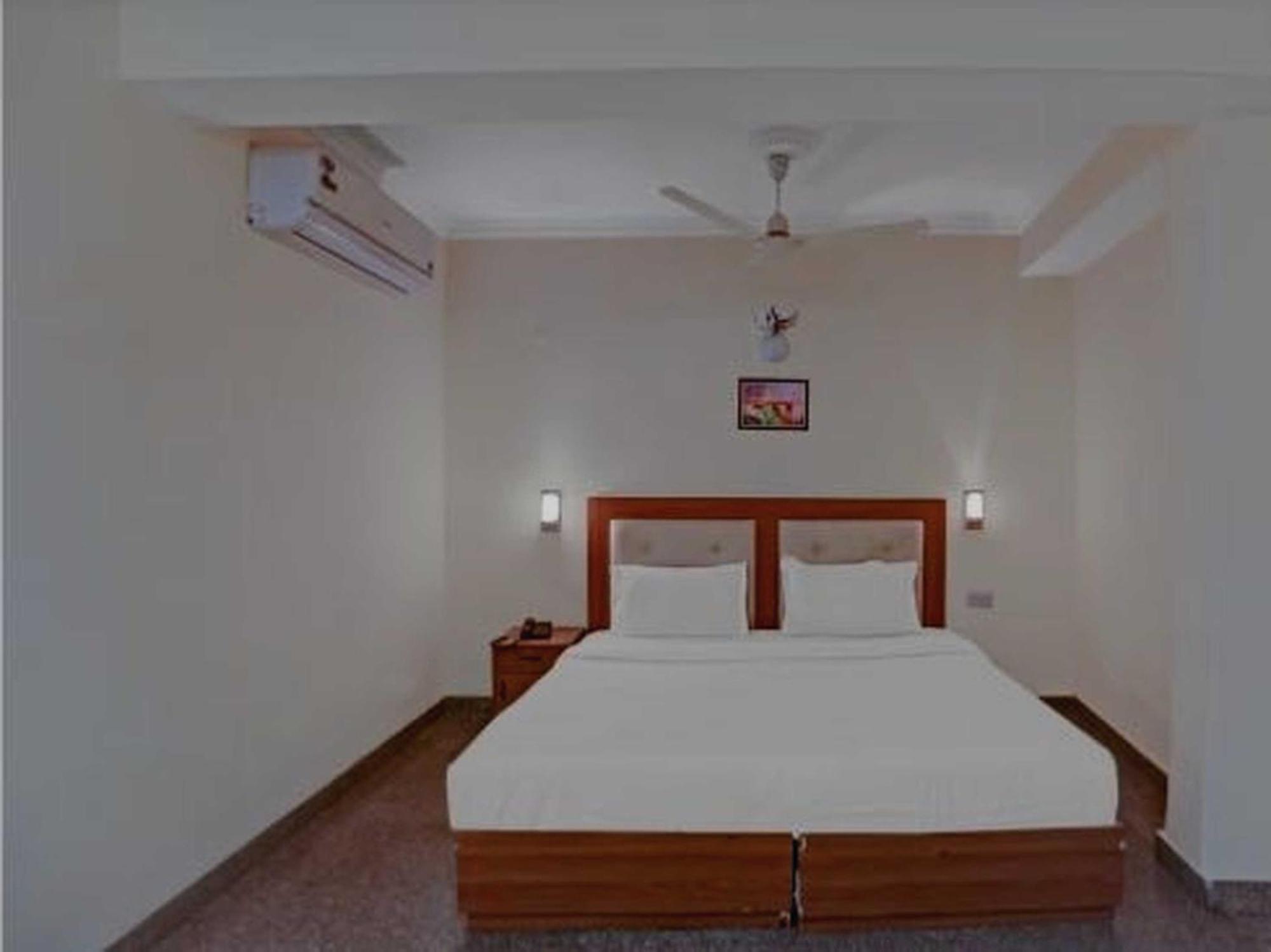 Oyo 75948 Tushar Continental 3* Nova Deli