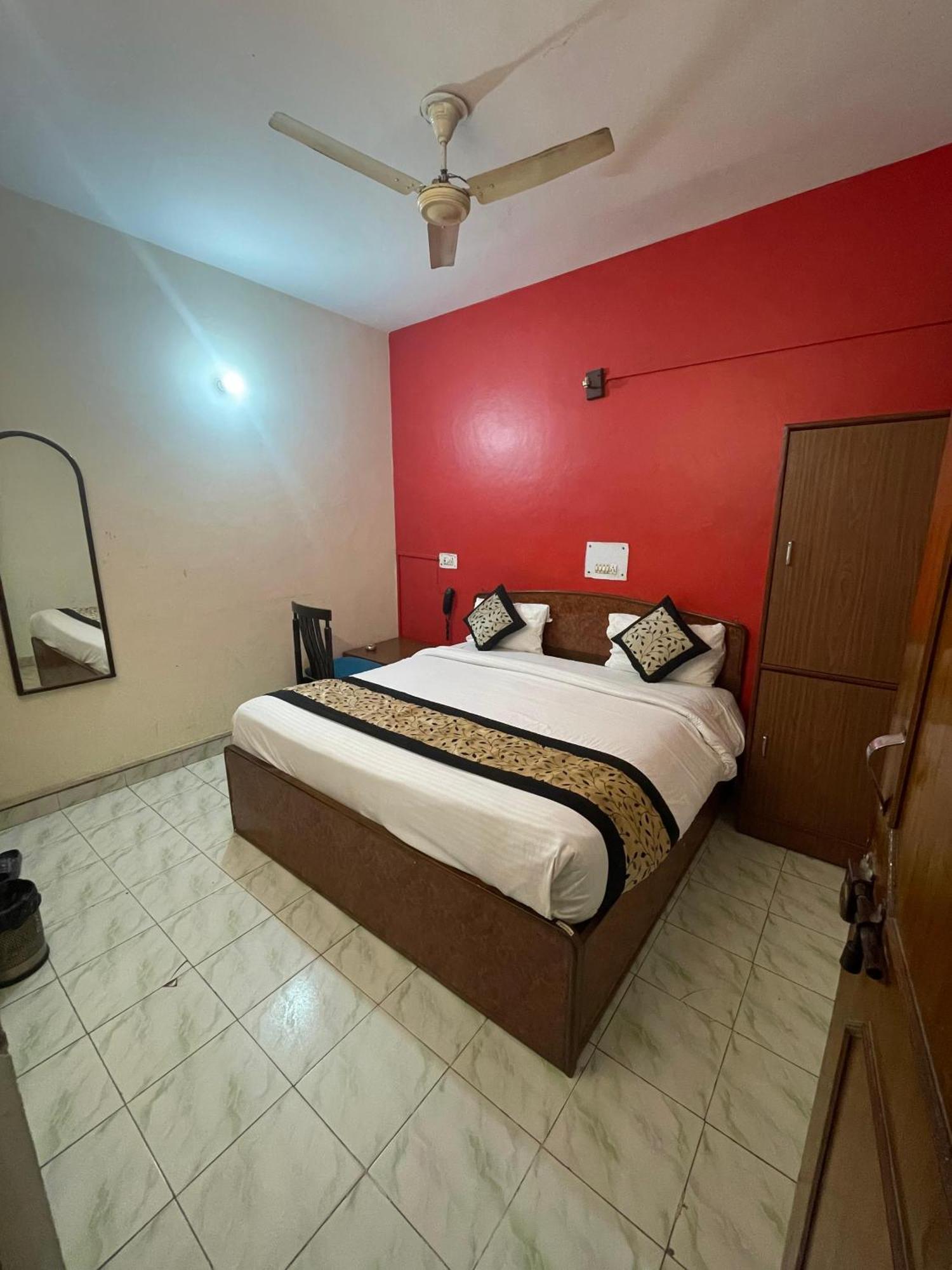 Hotel S R Plaza At Delhi Airport 2*