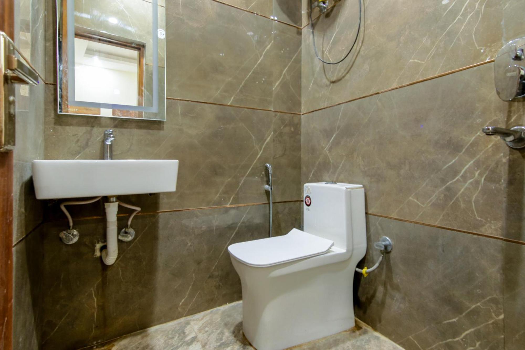 Hotel The Price Main Bazar Pahar Ganj