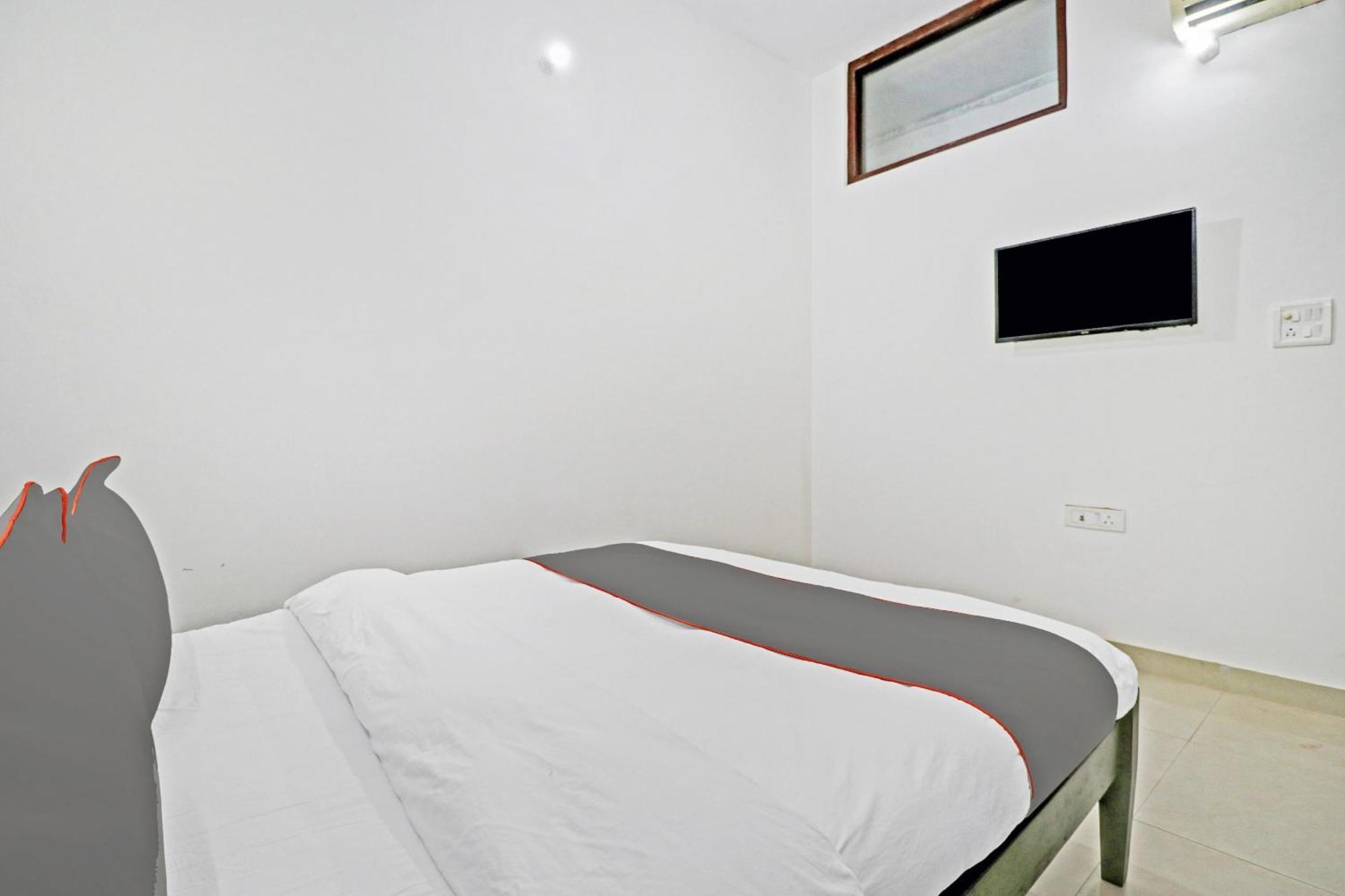 Hotel Capital O Saket Near Dlf Avenue Saket