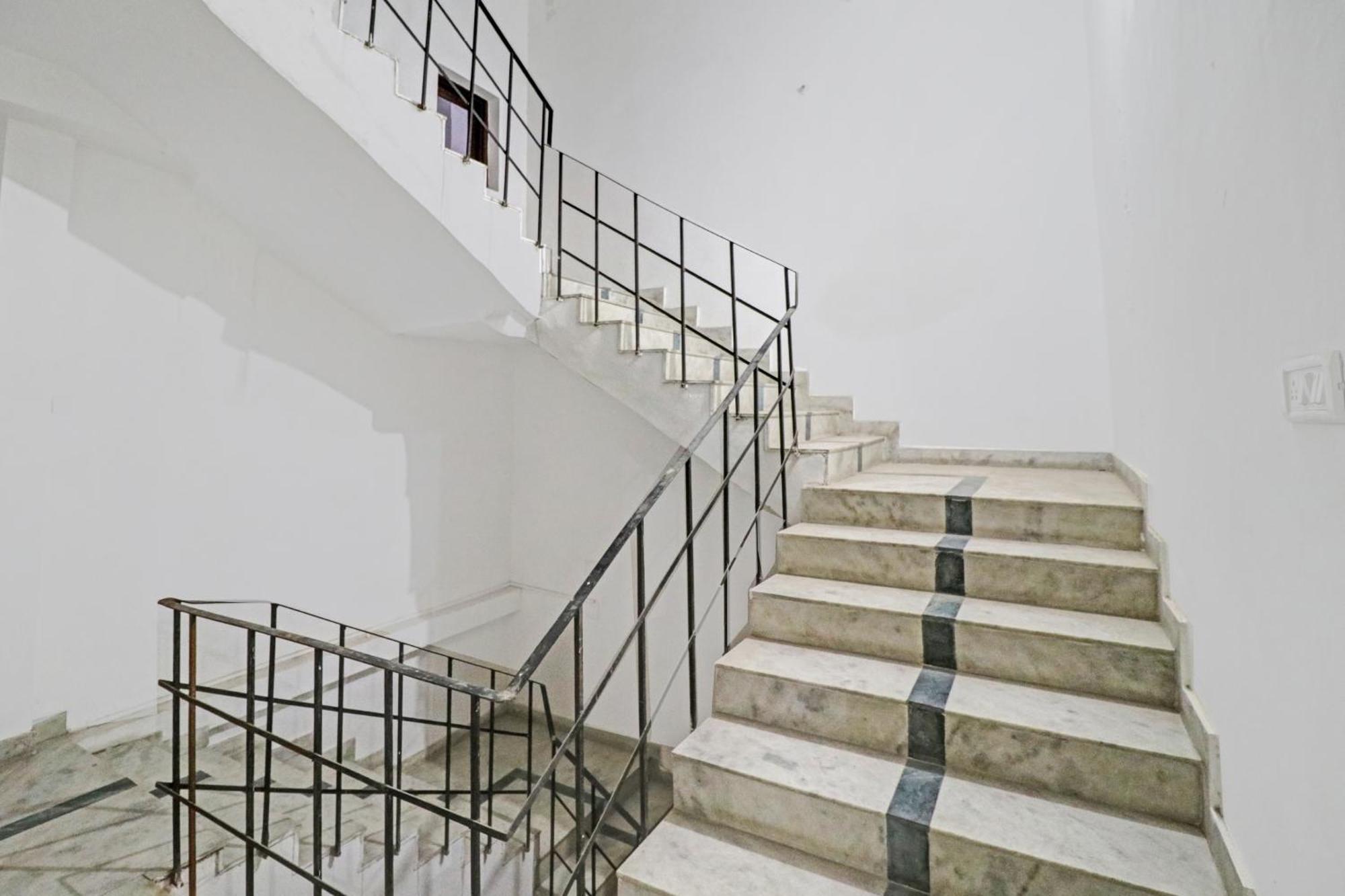 Capital O Saket Near Dlf Avenue Saket Hotel New Delhi