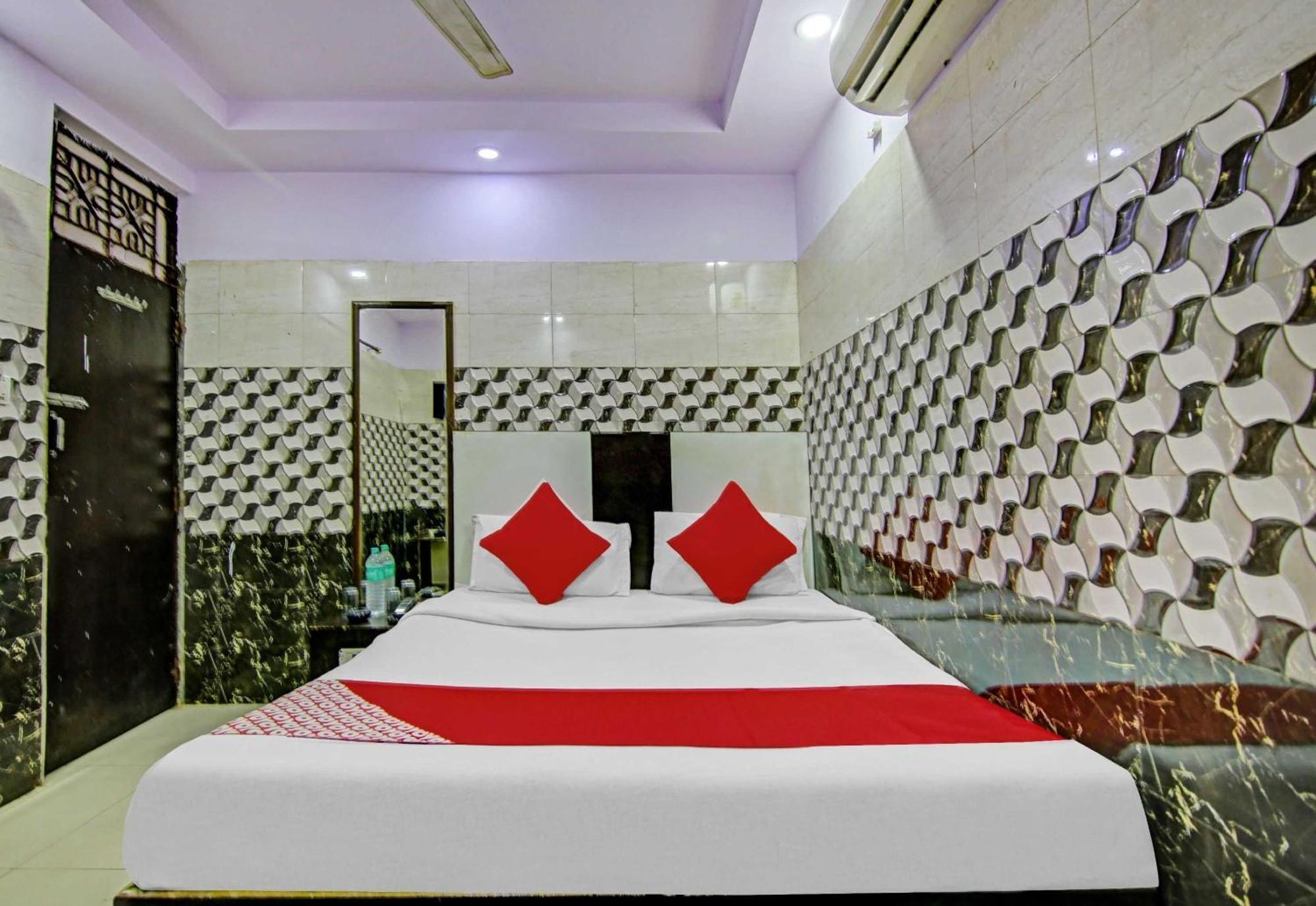 Hotel O Naseeb Near Jama Masjid 3*