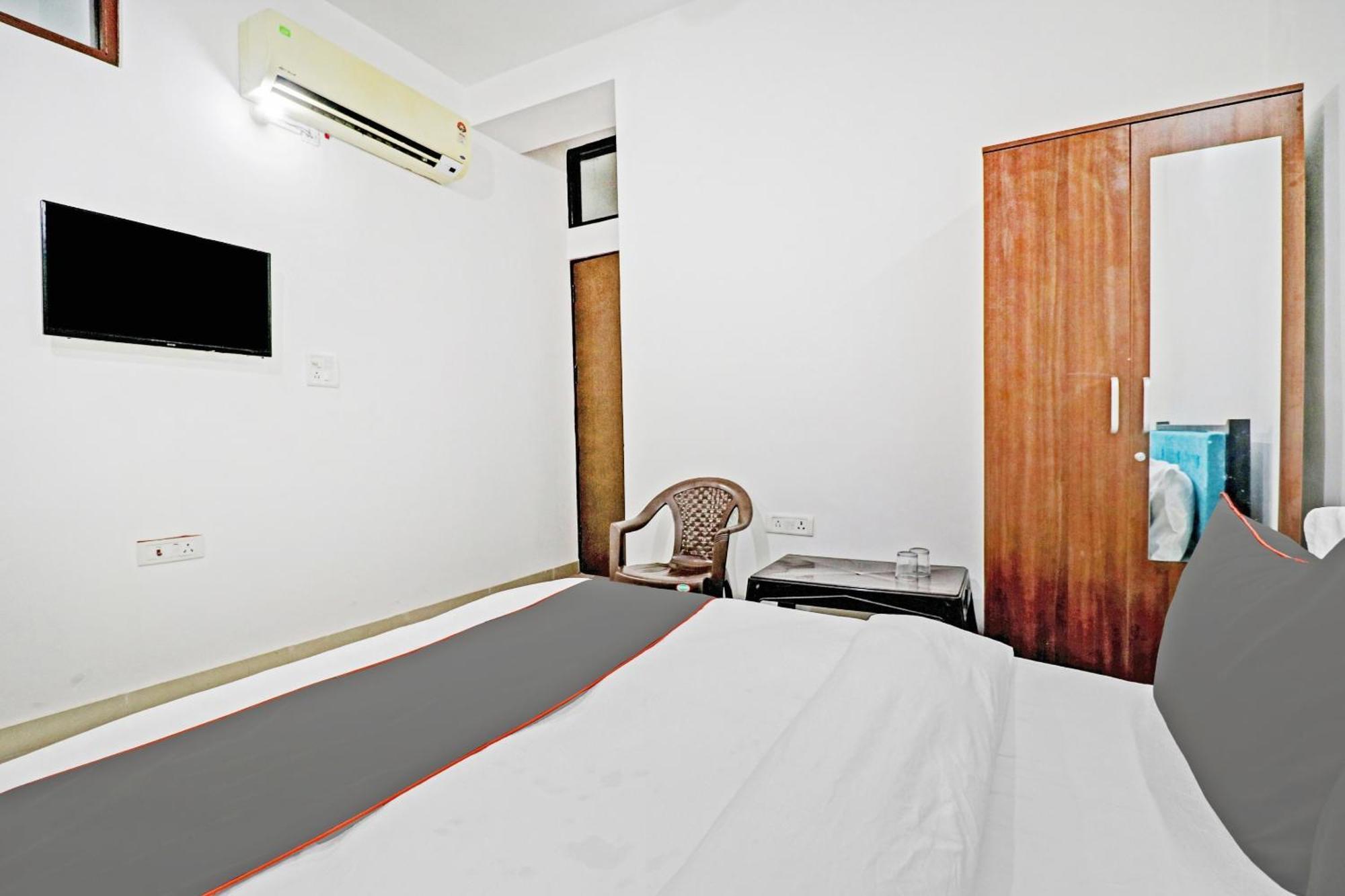 Capital O Saket Near Dlf Avenue Saket Hotel