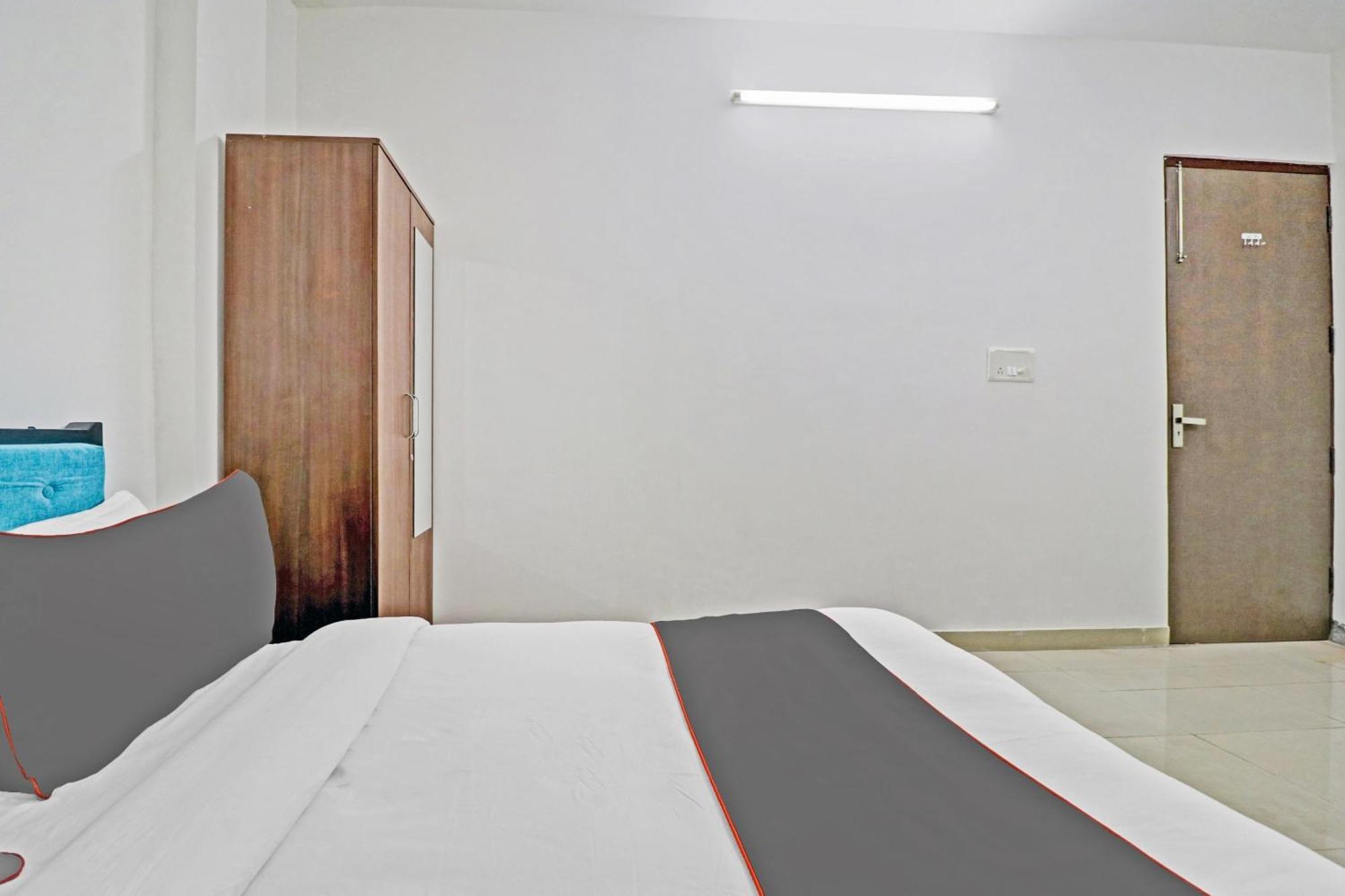 Hotel Capital O Saket Near Dlf Avenue Saket