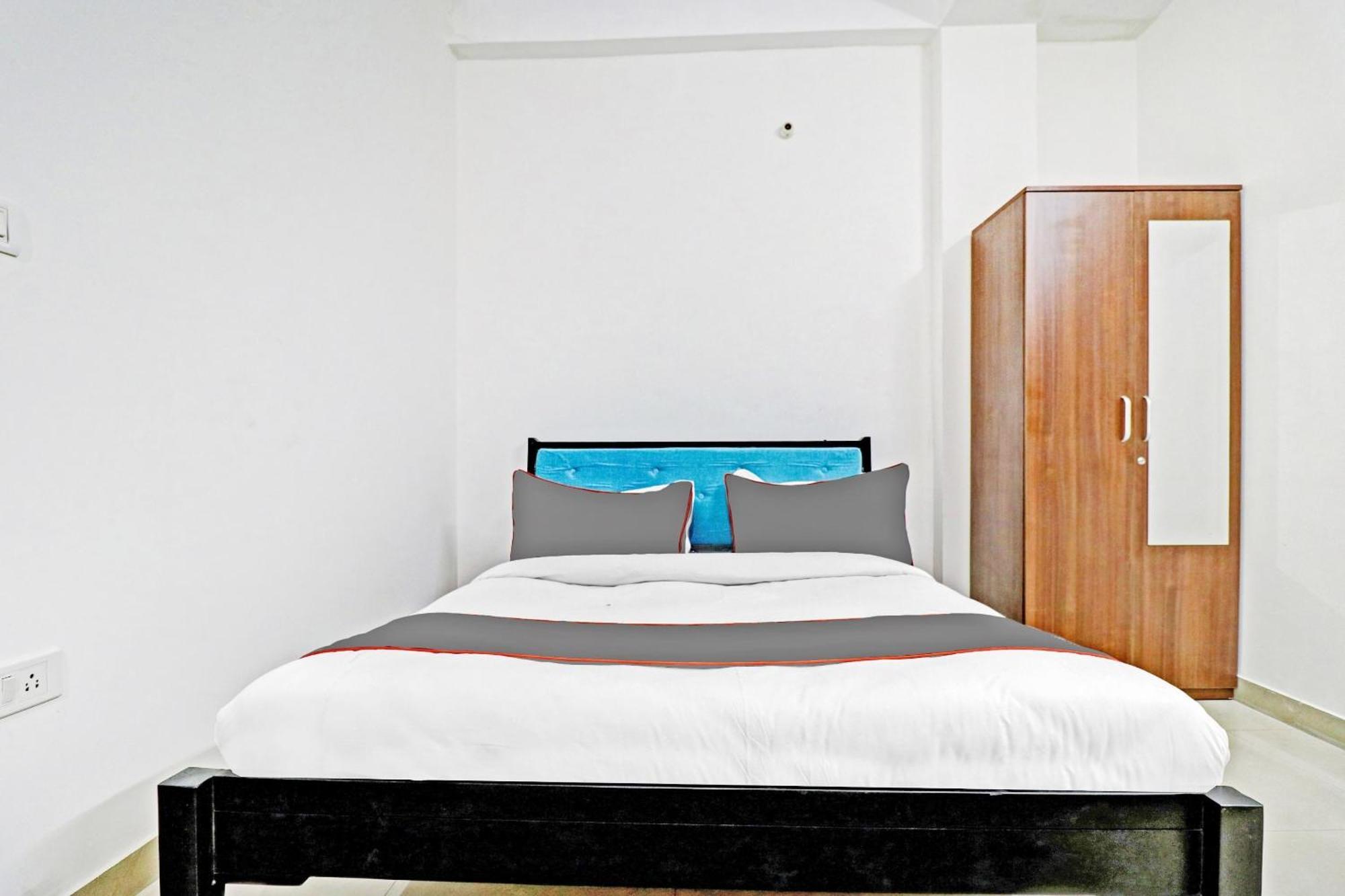 Capital O Saket Near Dlf Avenue Saket Hotel